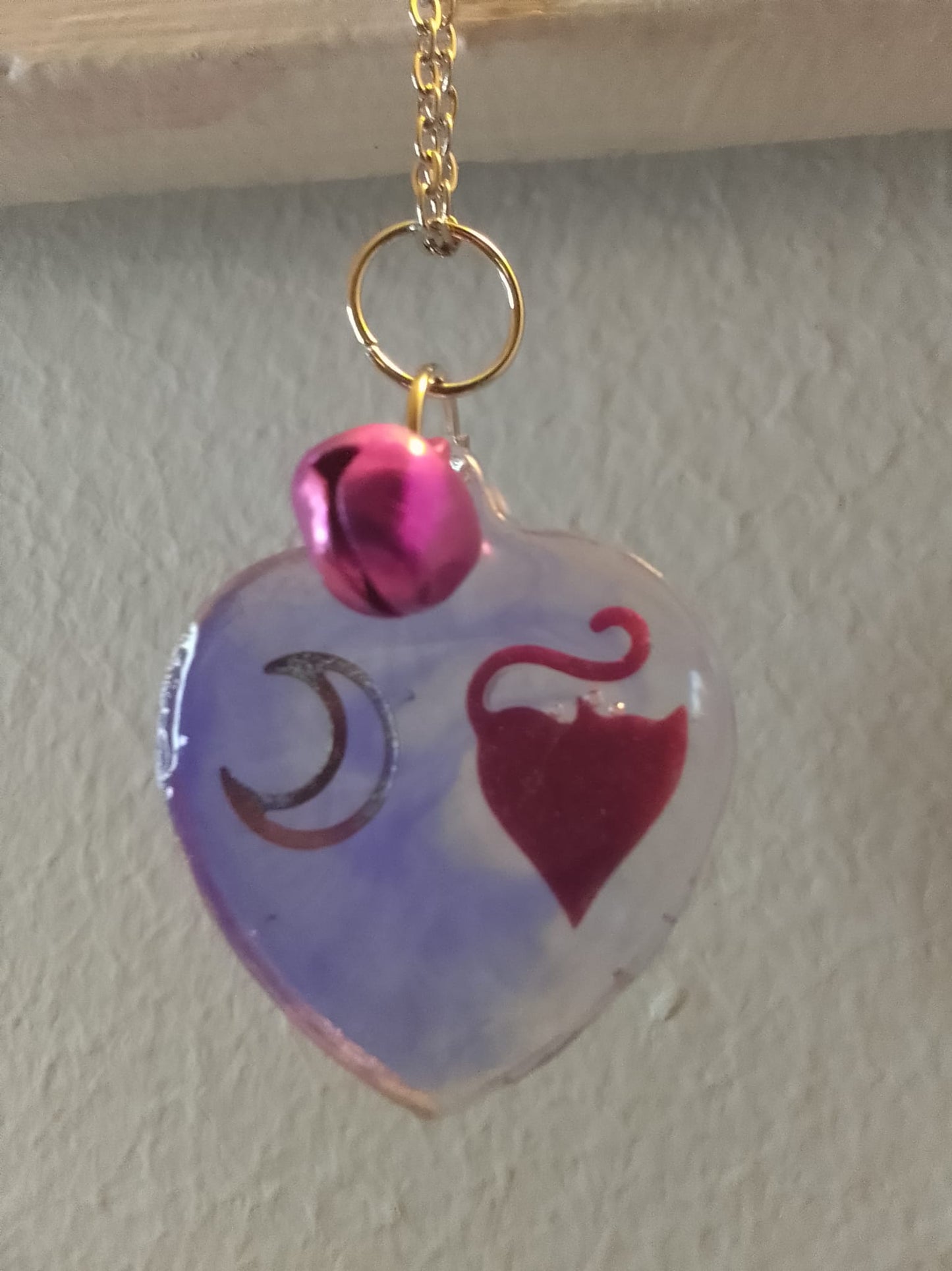 Ciondolo cuore in resina viola con campanellino