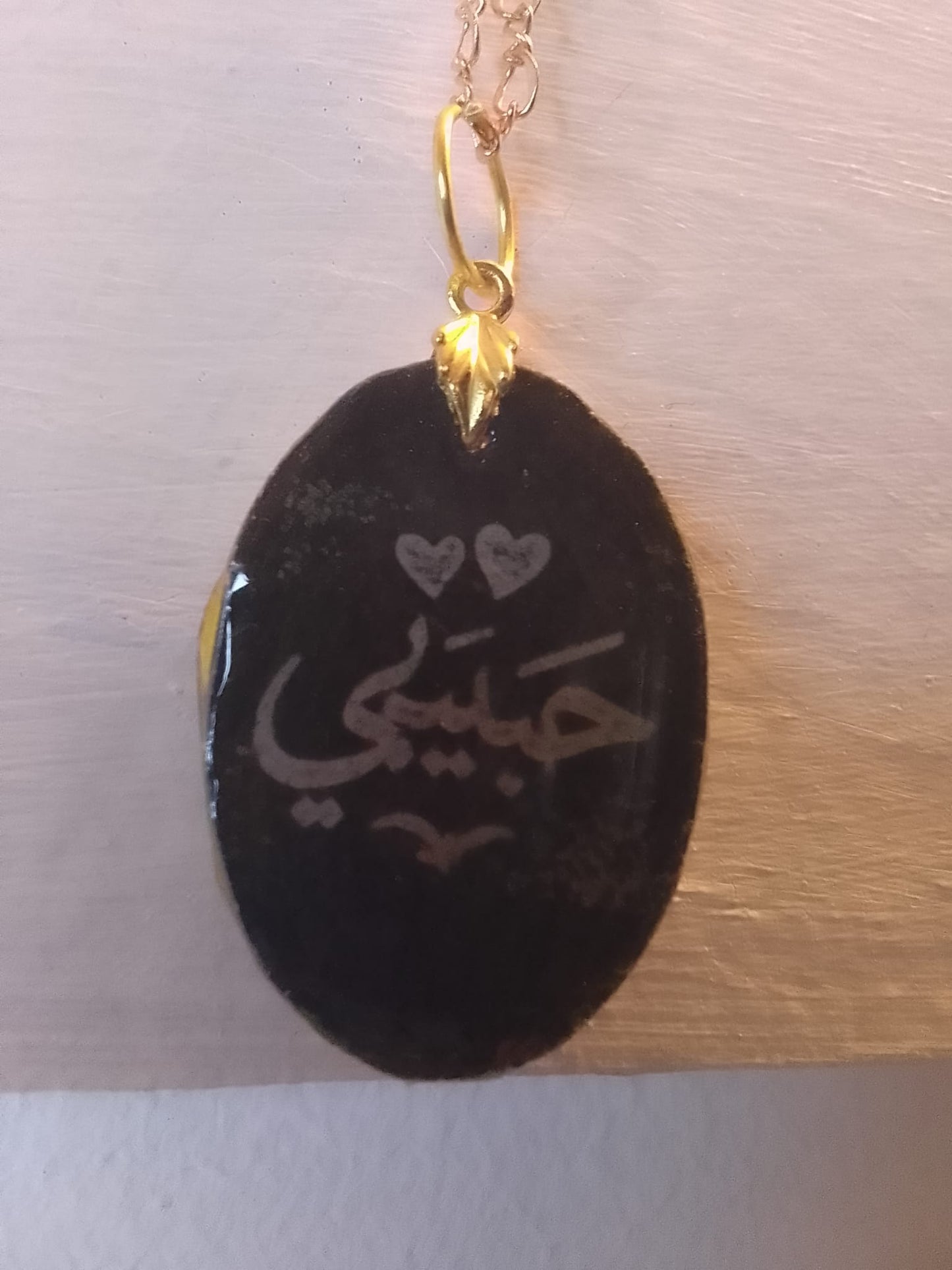 Ciondolo da donna di forma ovale in resina con decorazioni egizie