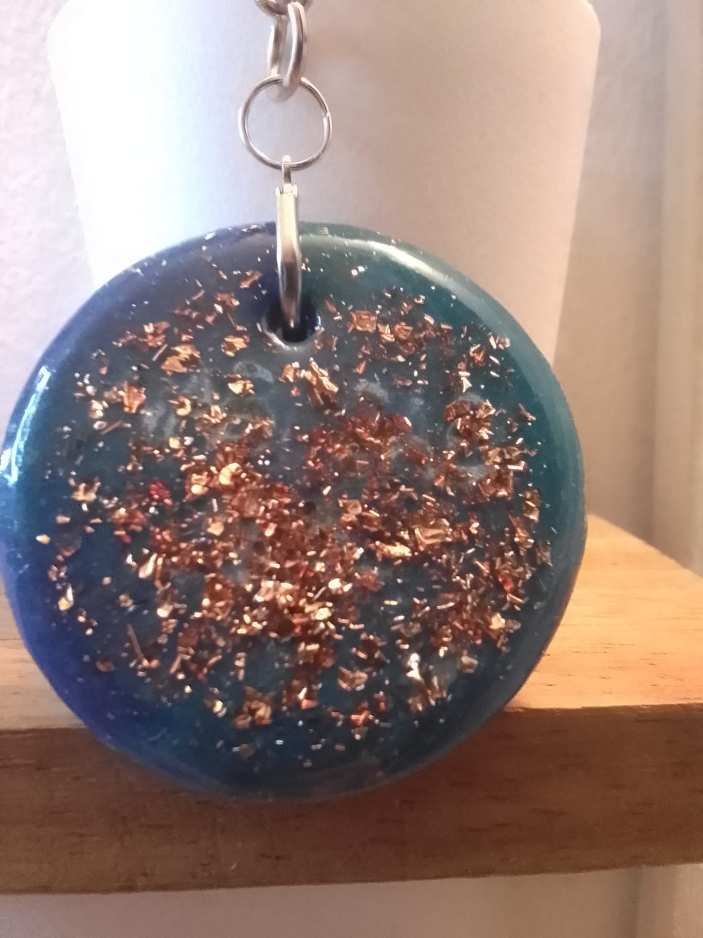 Portachiavi rotondo in resina con decorazioni