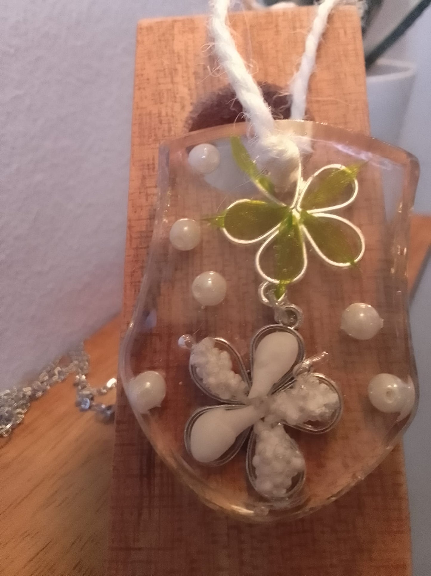 Portachiavi da donna in resina trasparente con decorazioni floreali