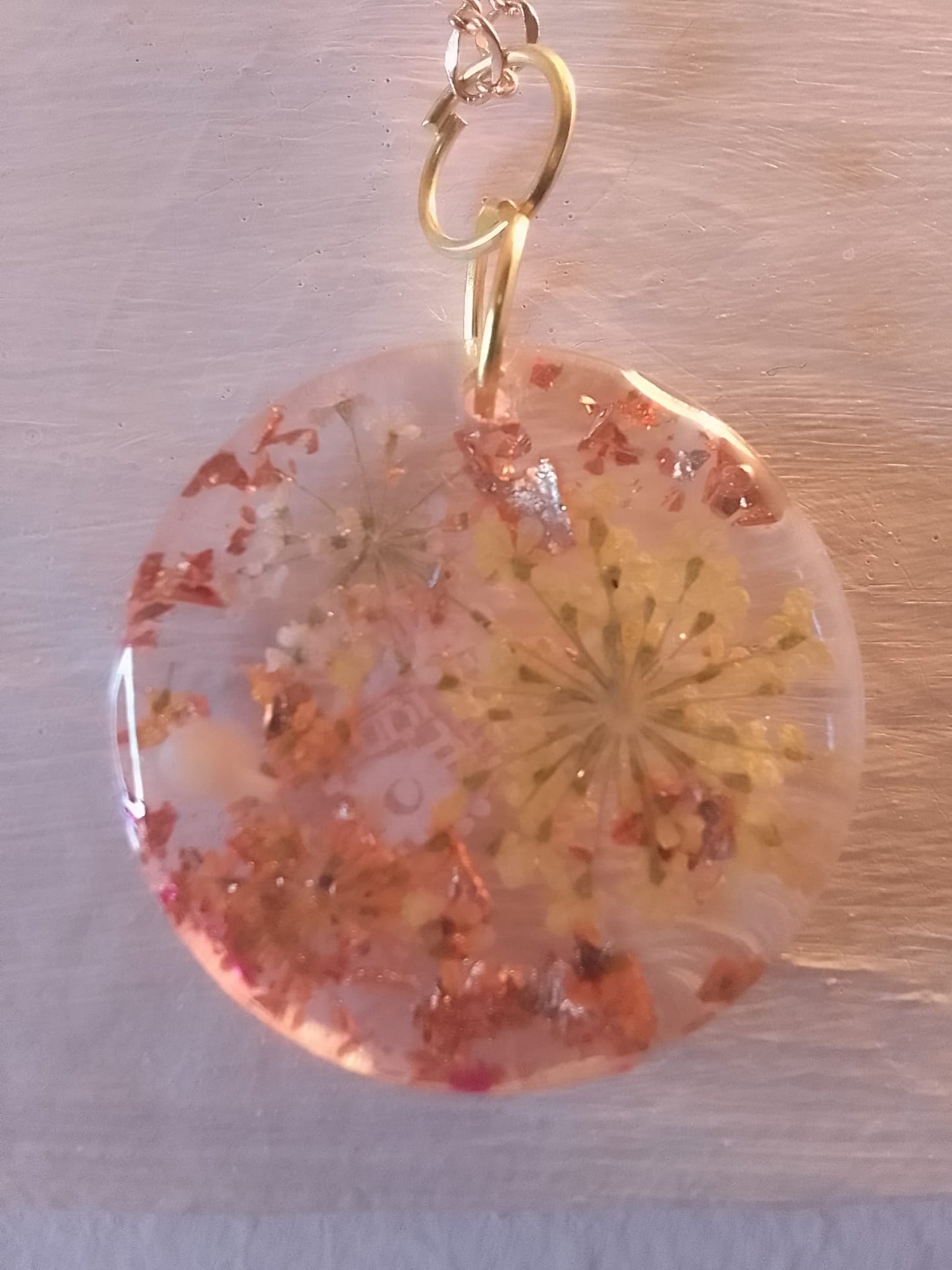 Ciondolo in resina trasparente da donna con fiori secchi