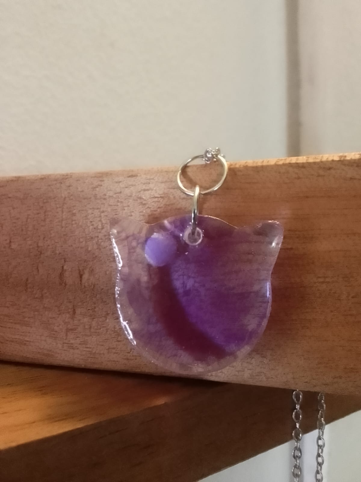Ciondolo gatto in resina viola con perla incastonata