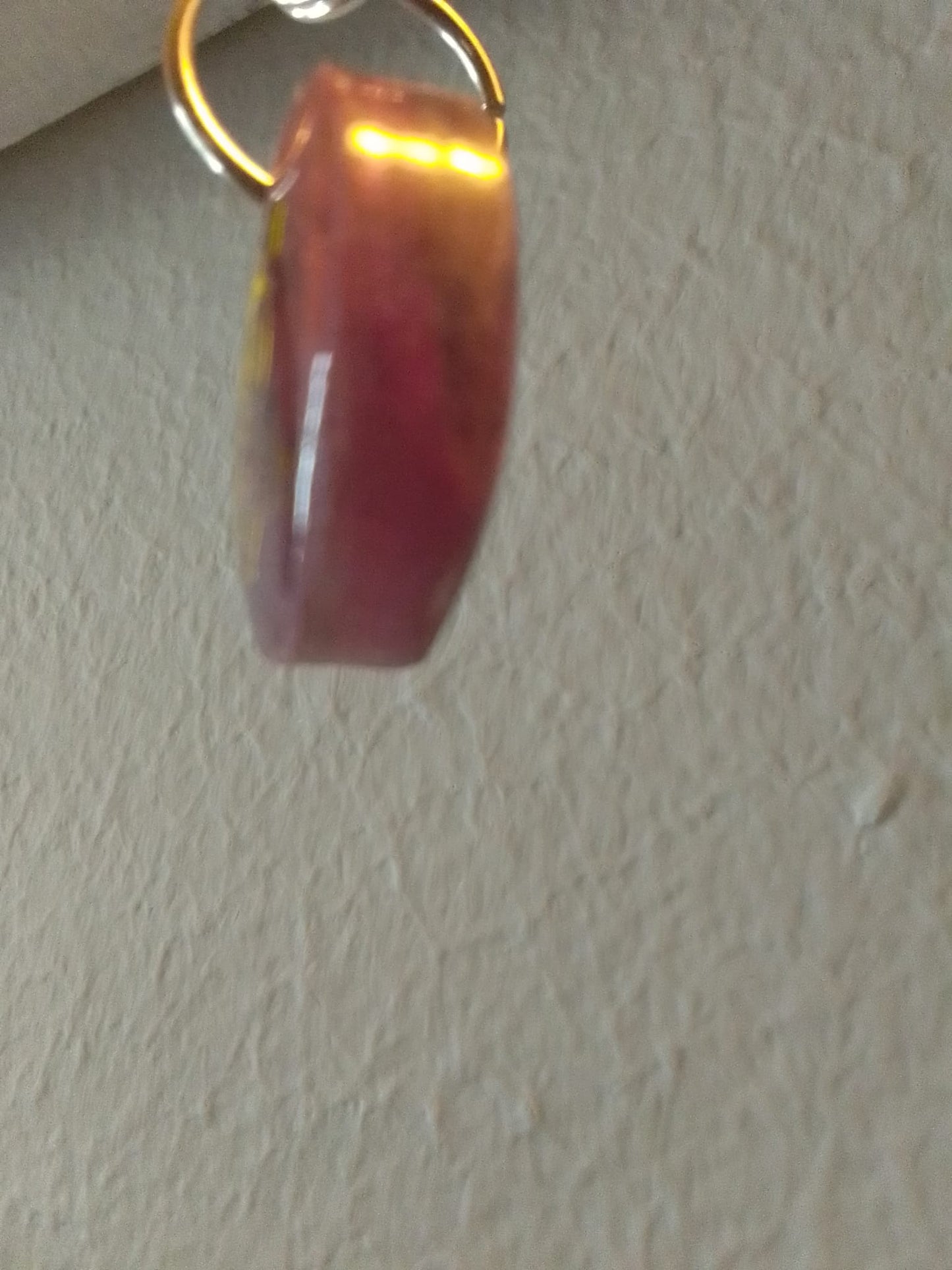 Piccolo ciondolo in resina da donna