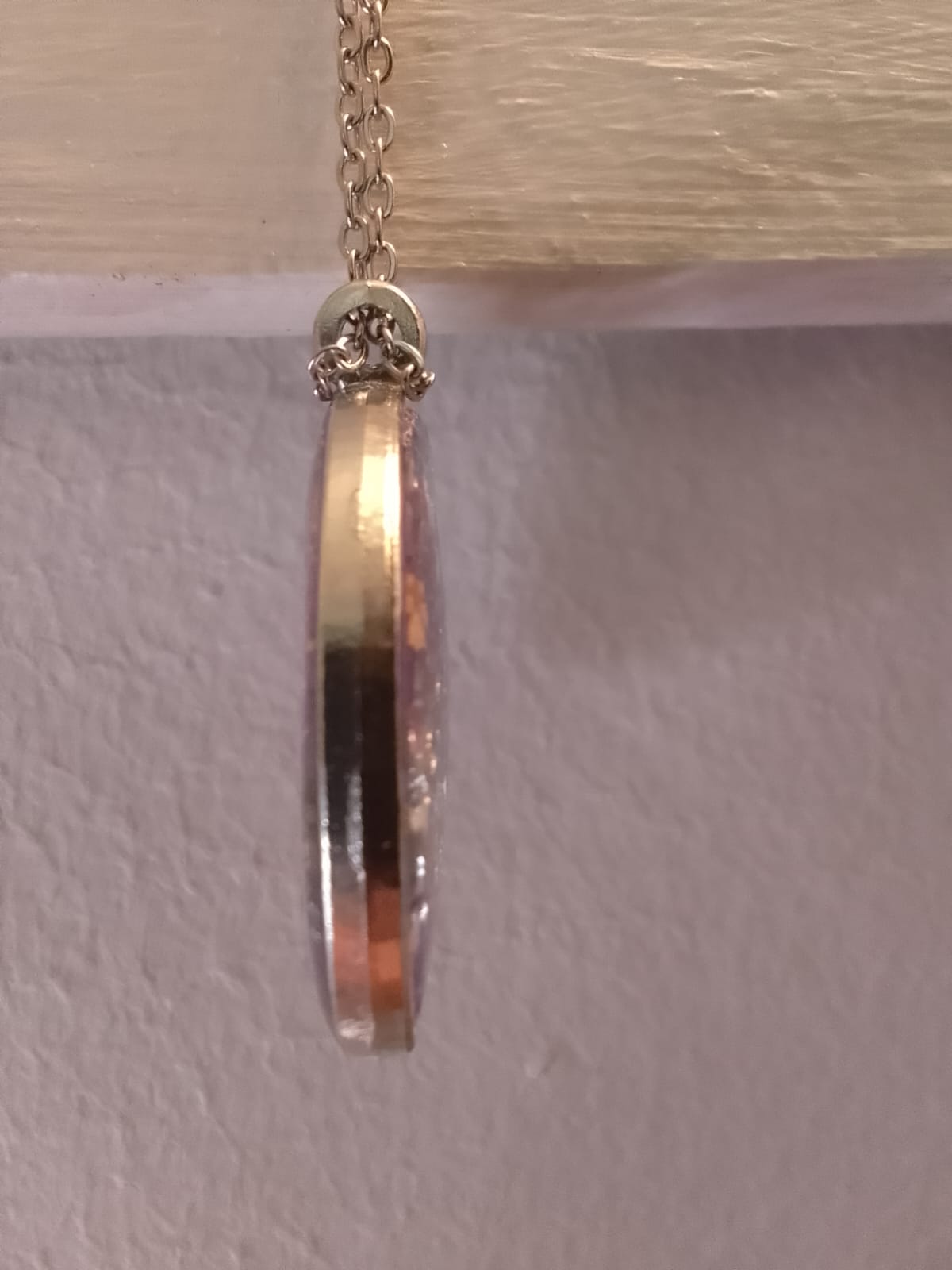 Ciondolo da donna in resina viola con fiore metallico