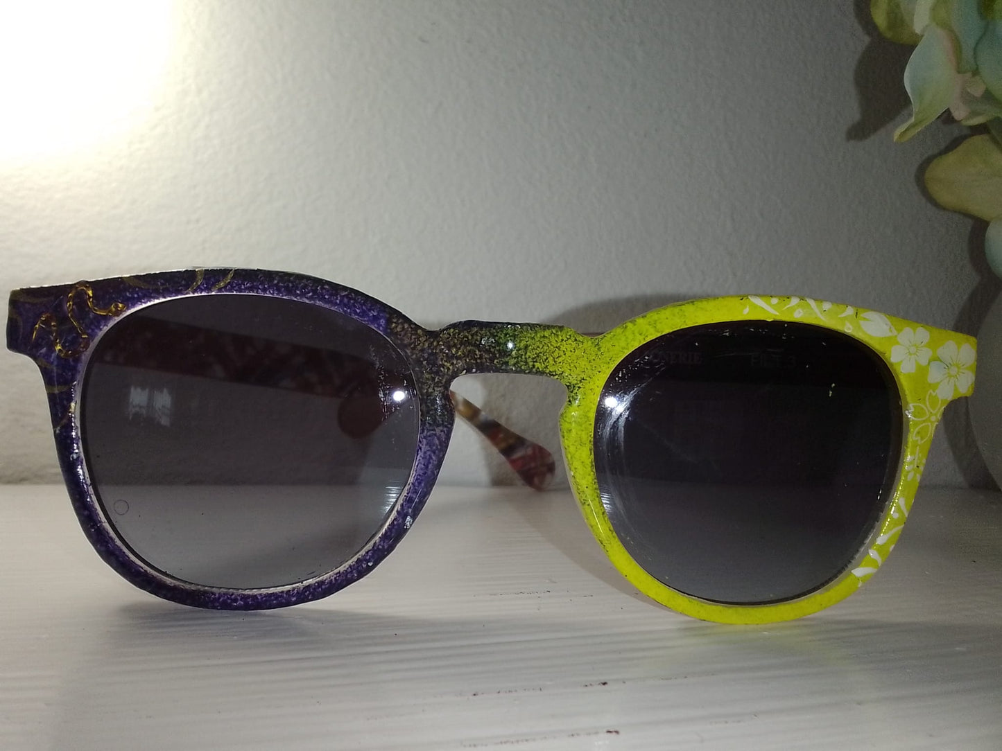 Montatura dipinta a mano con decorazioni