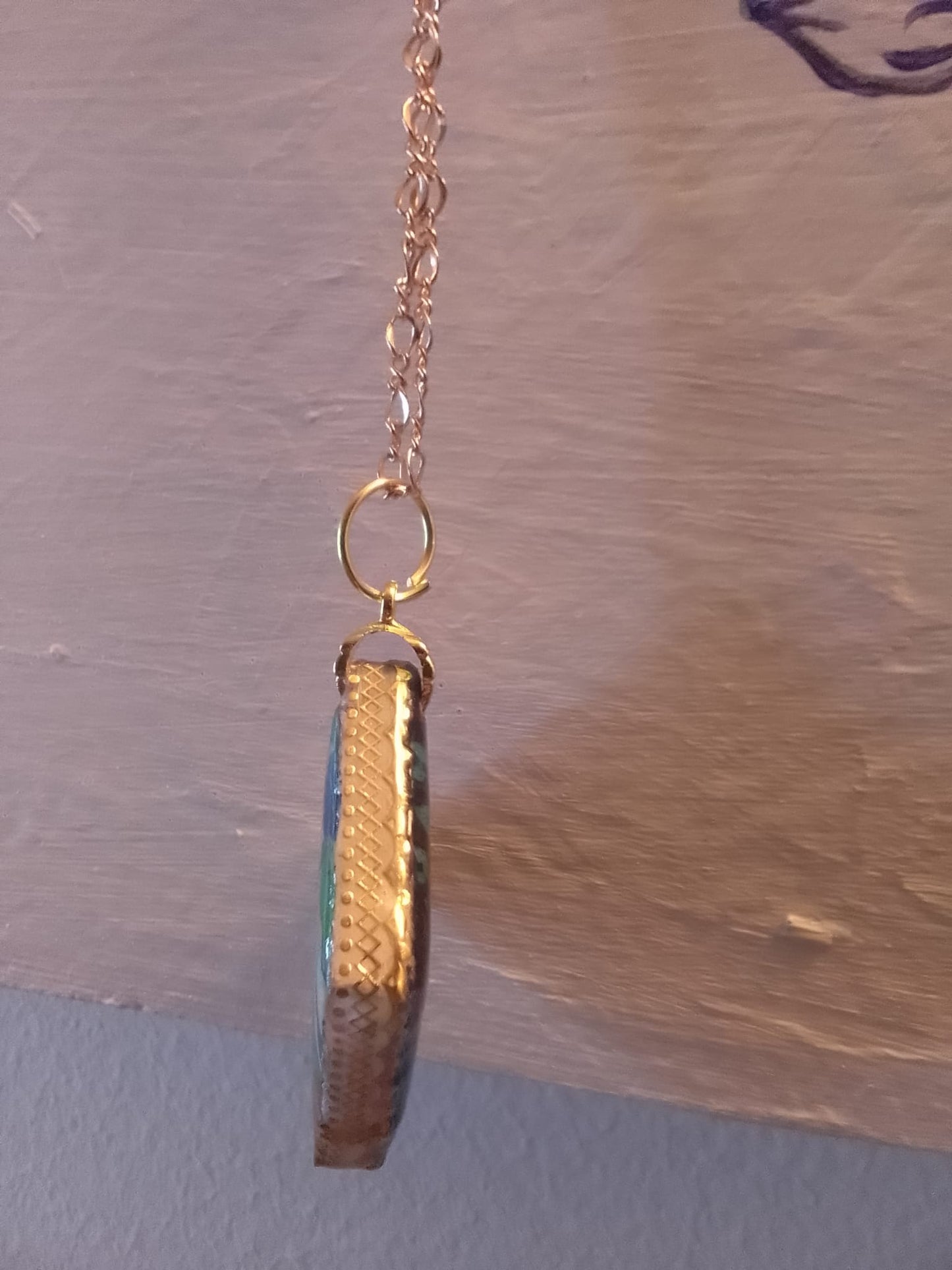 Ciondolo da donna in gesso a forma di rombo rivestito in resina con fiori dipinti