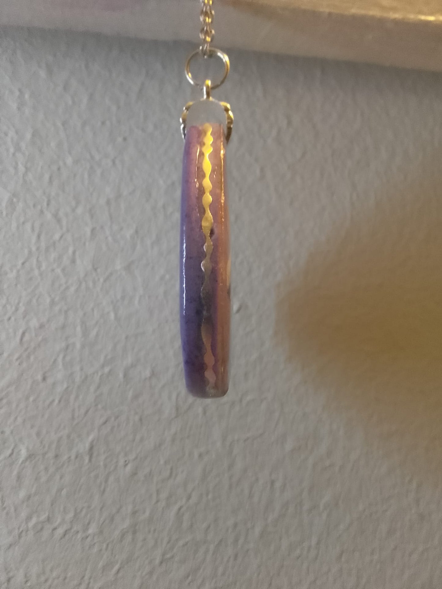 Ciondolo da donna in gesso e resina dipinto a mano