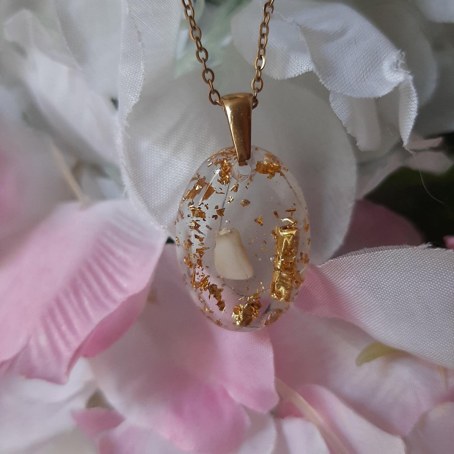 ciondolo con dentino da latte e foglia oro