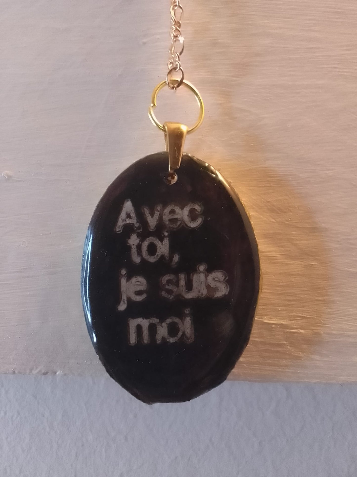 Ciondolo da donna in gesso, dipinto a mano, con decorazioni dorate ed incisioni