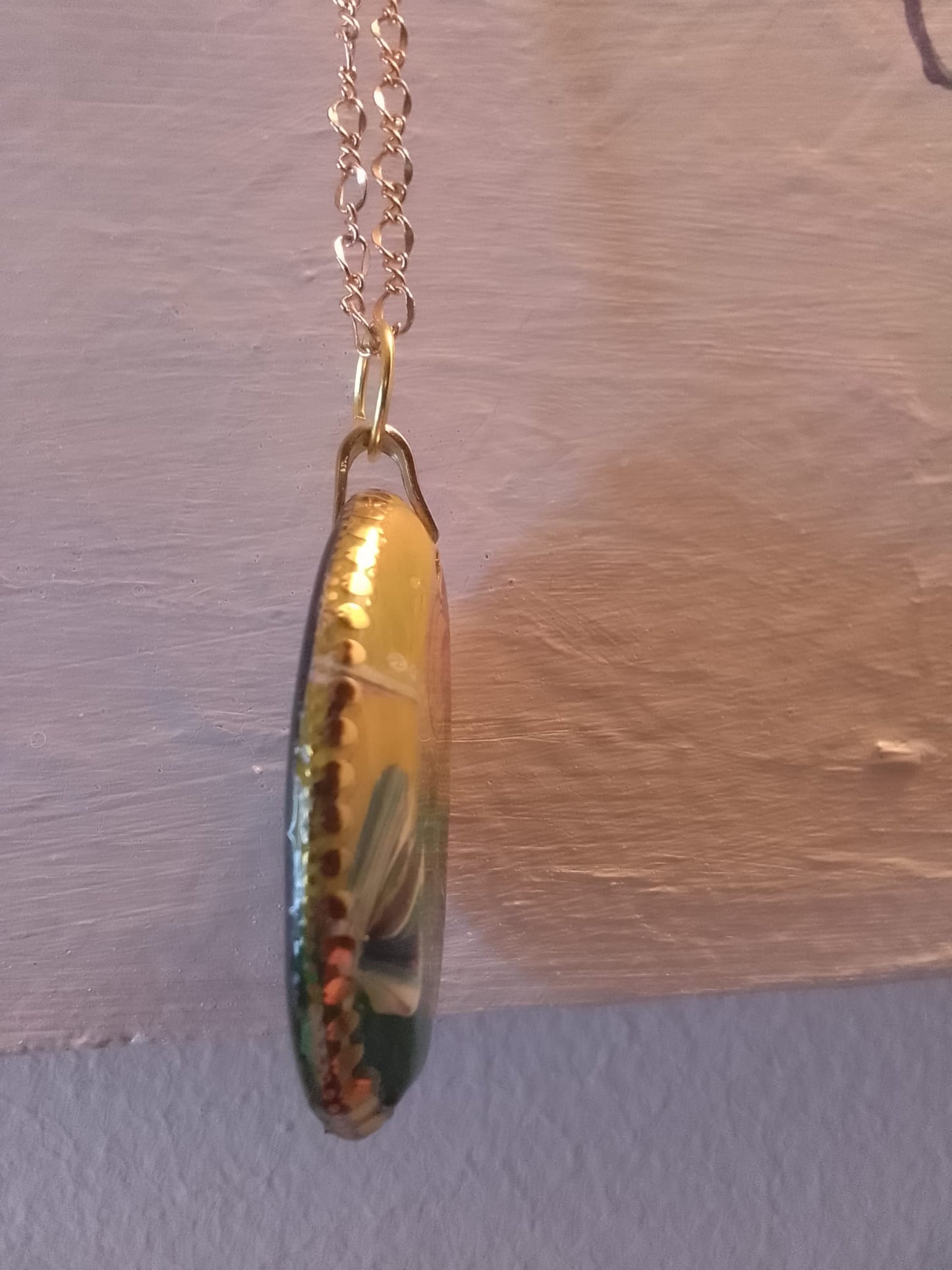 Ciondolo da donna in gesso, dipinto a mano, con decorazioni dorate ed incisioni