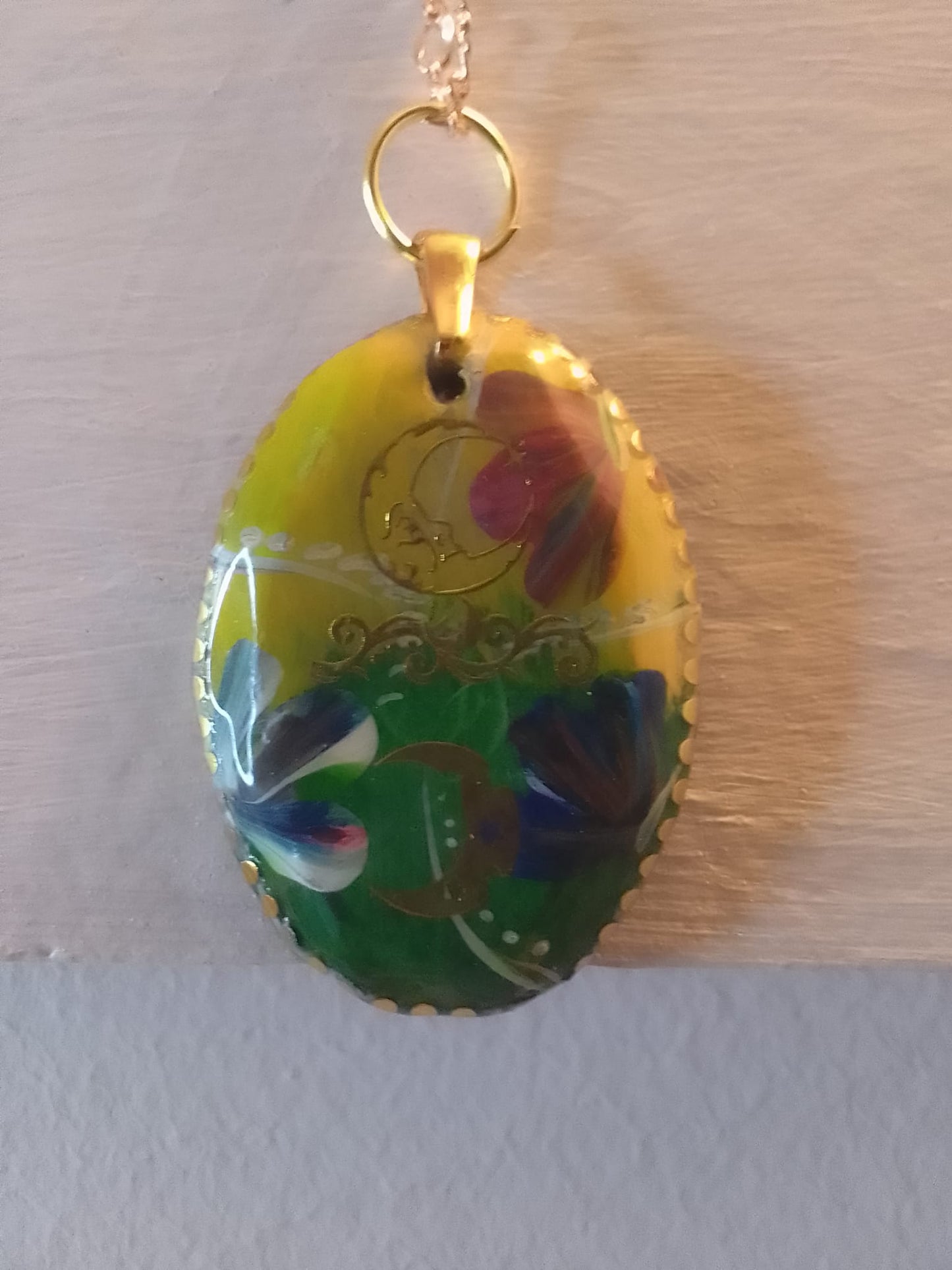 Ciondolo da donna in gesso, dipinto a mano, con decorazioni dorate ed incisioni