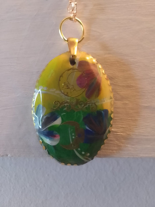 Ciondolo da donna in gesso, dipinto a mano, con decorazioni dorate ed incisioni