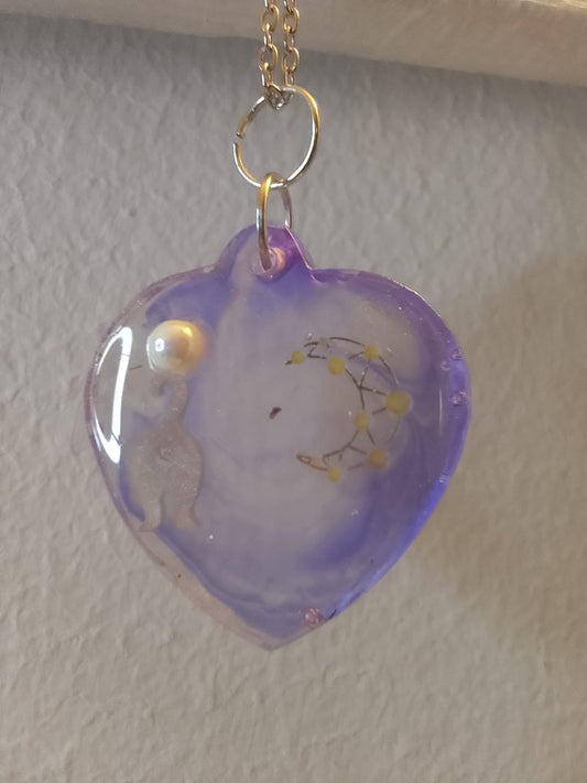Ciondolo in resina viola a forma di cuore con gatto
