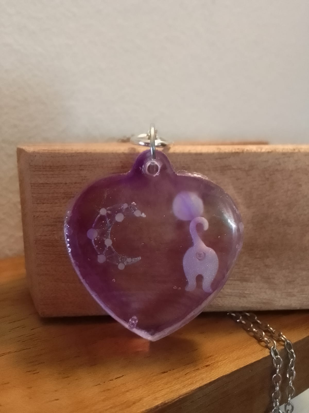 Ciondolo in resina viola a forma di cuore con gatto