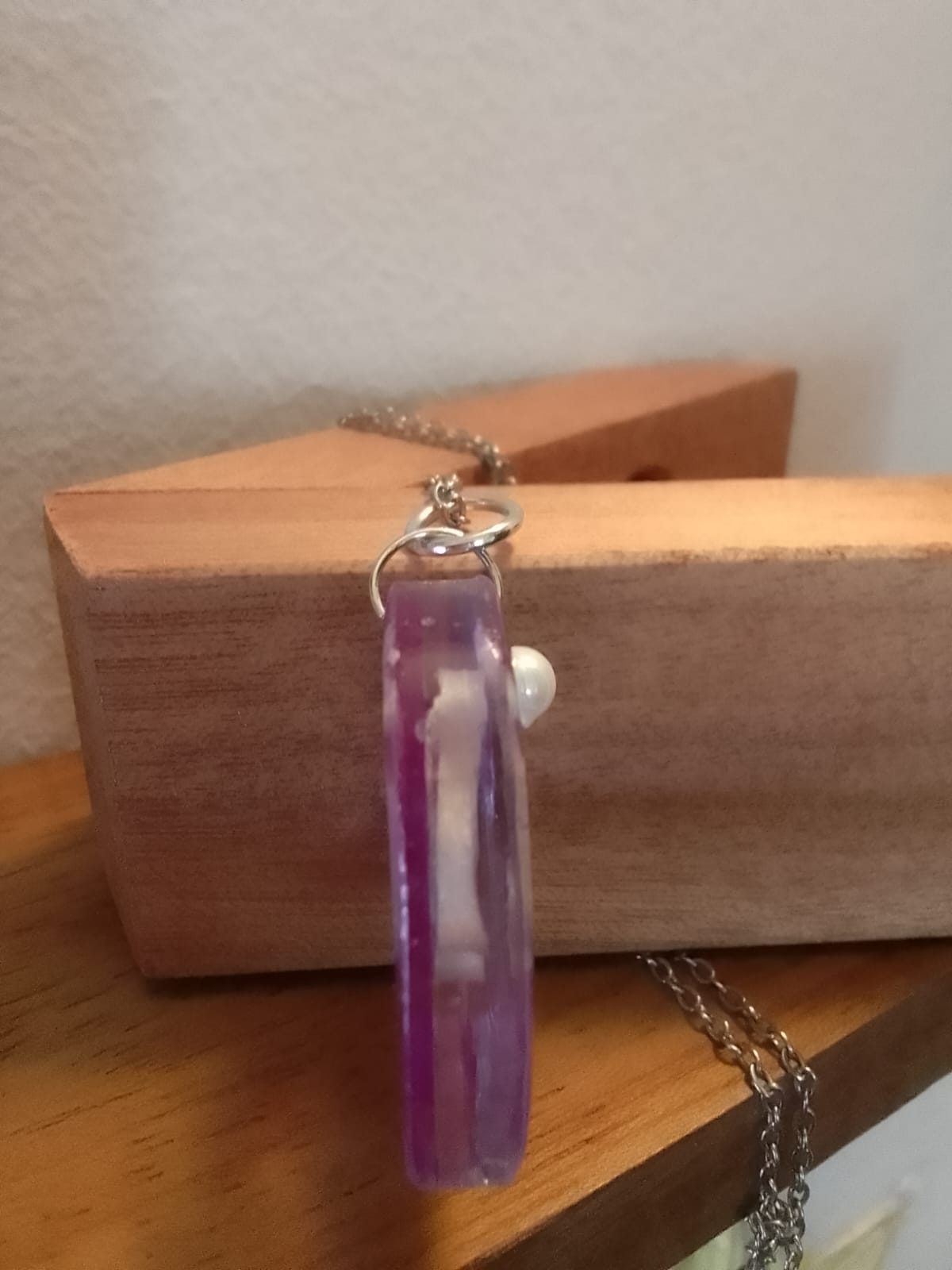 Ciondolo in resina viola a forma di cuore con gatto