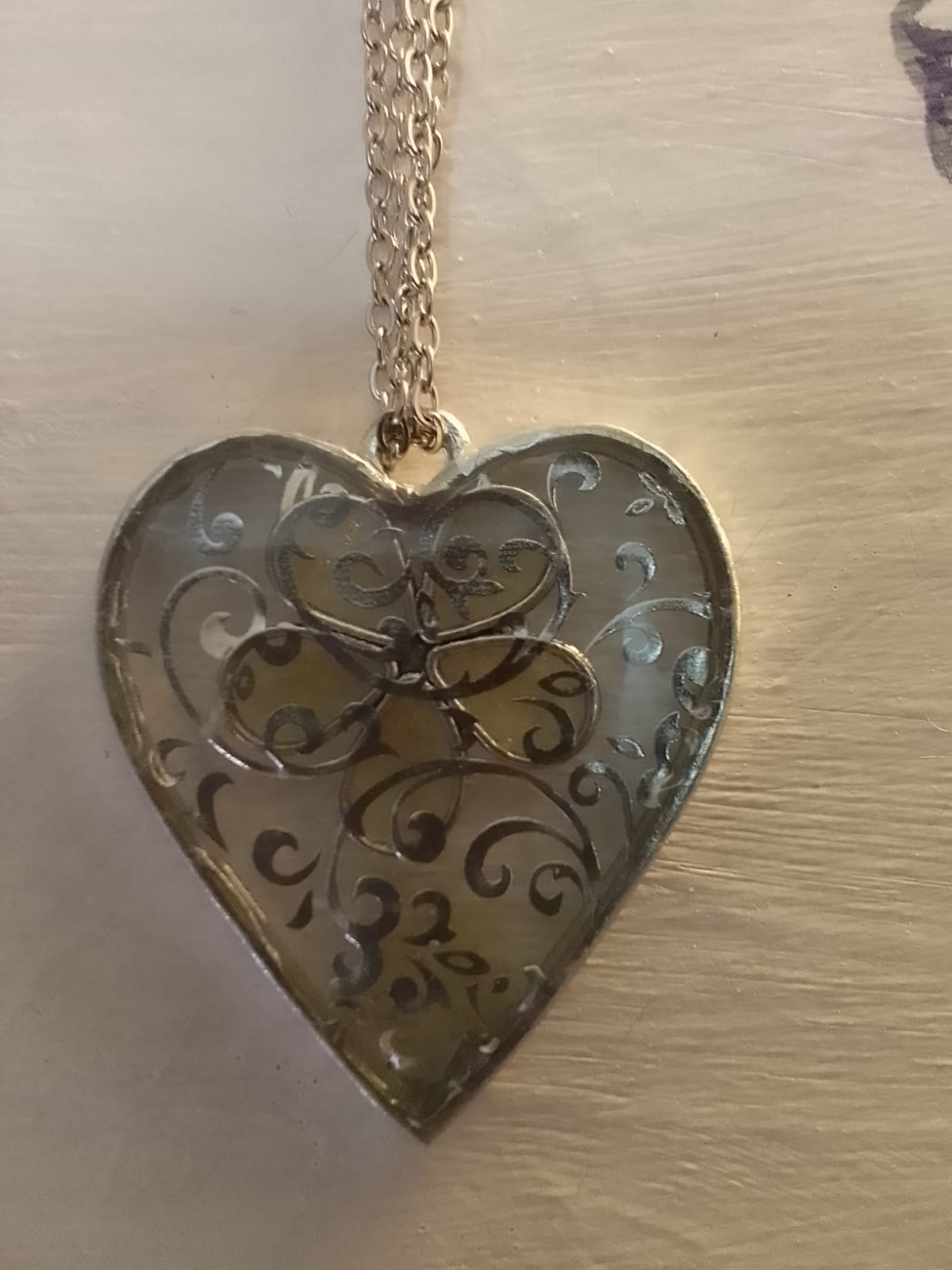 Ciondolo da donna in metallo in resina trasparente con decorazioni floreali