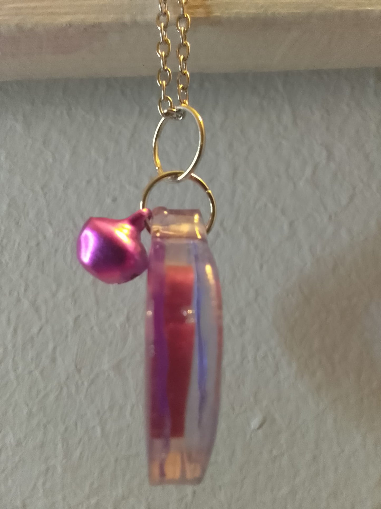 Ciondolo cuore in resina viola  con campanellino