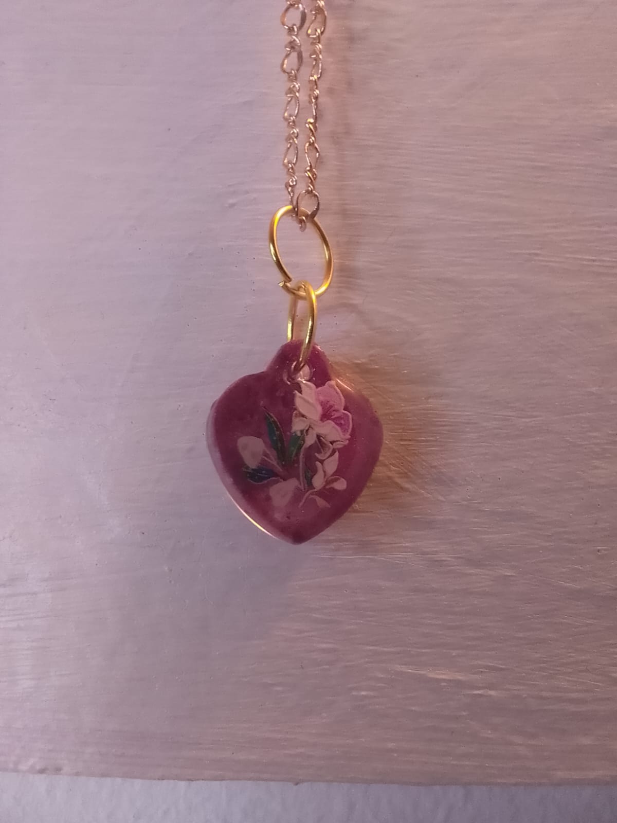 Ciondolo donna cuore in resina