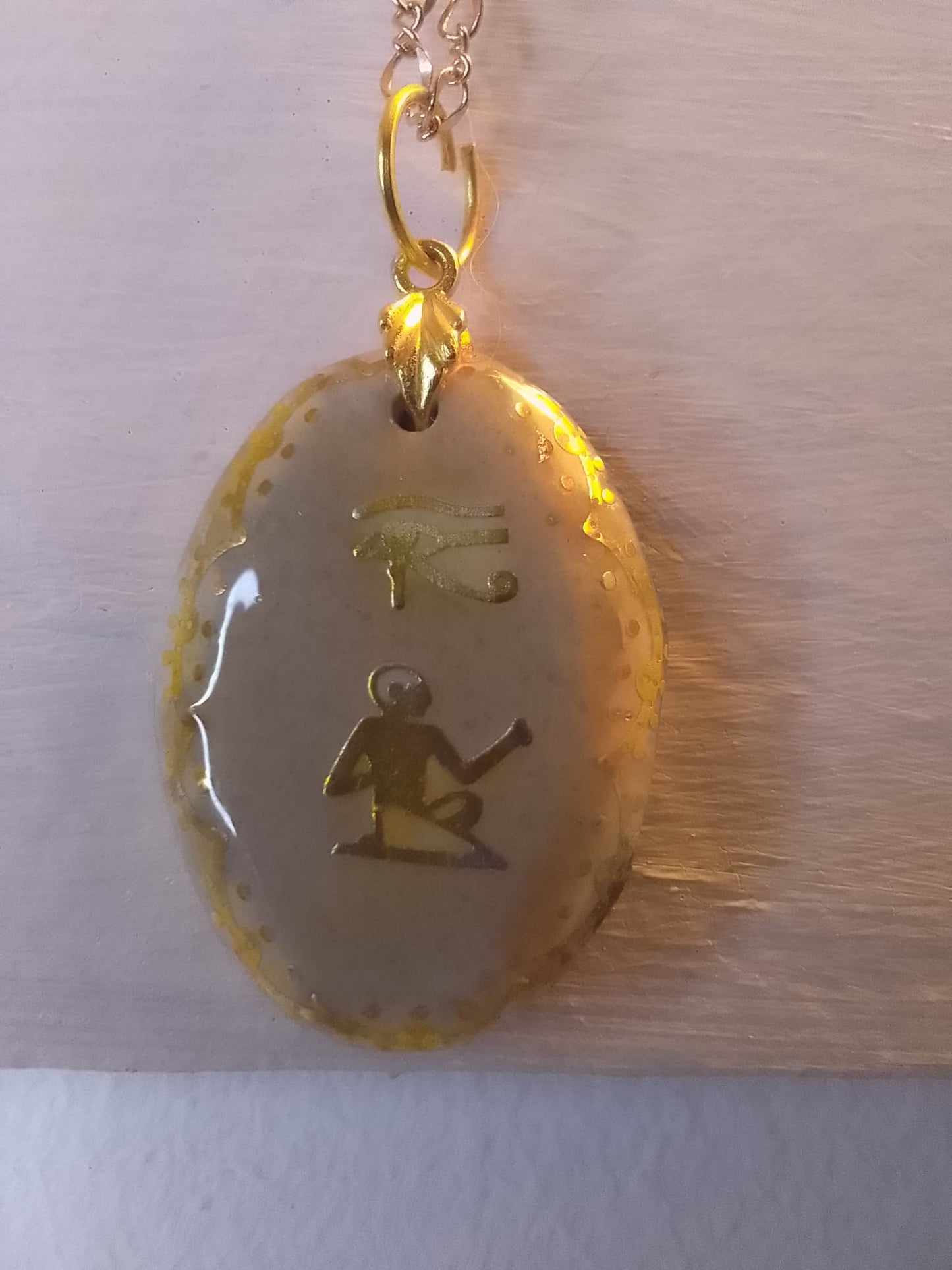 Ciondolo da donna  di forma ovale in resina con decorazioni egizie