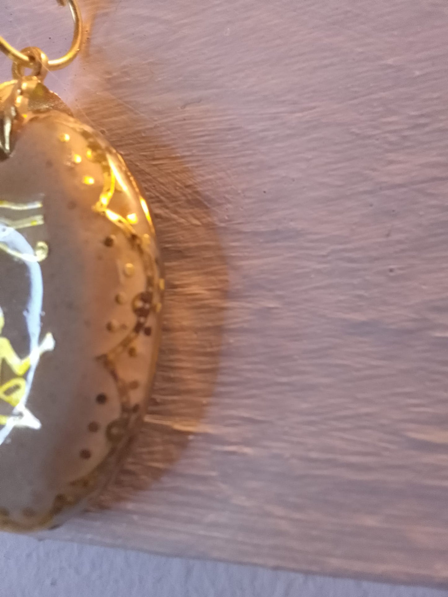 Ciondolo da donna  di forma ovale in resina con decorazioni egizie