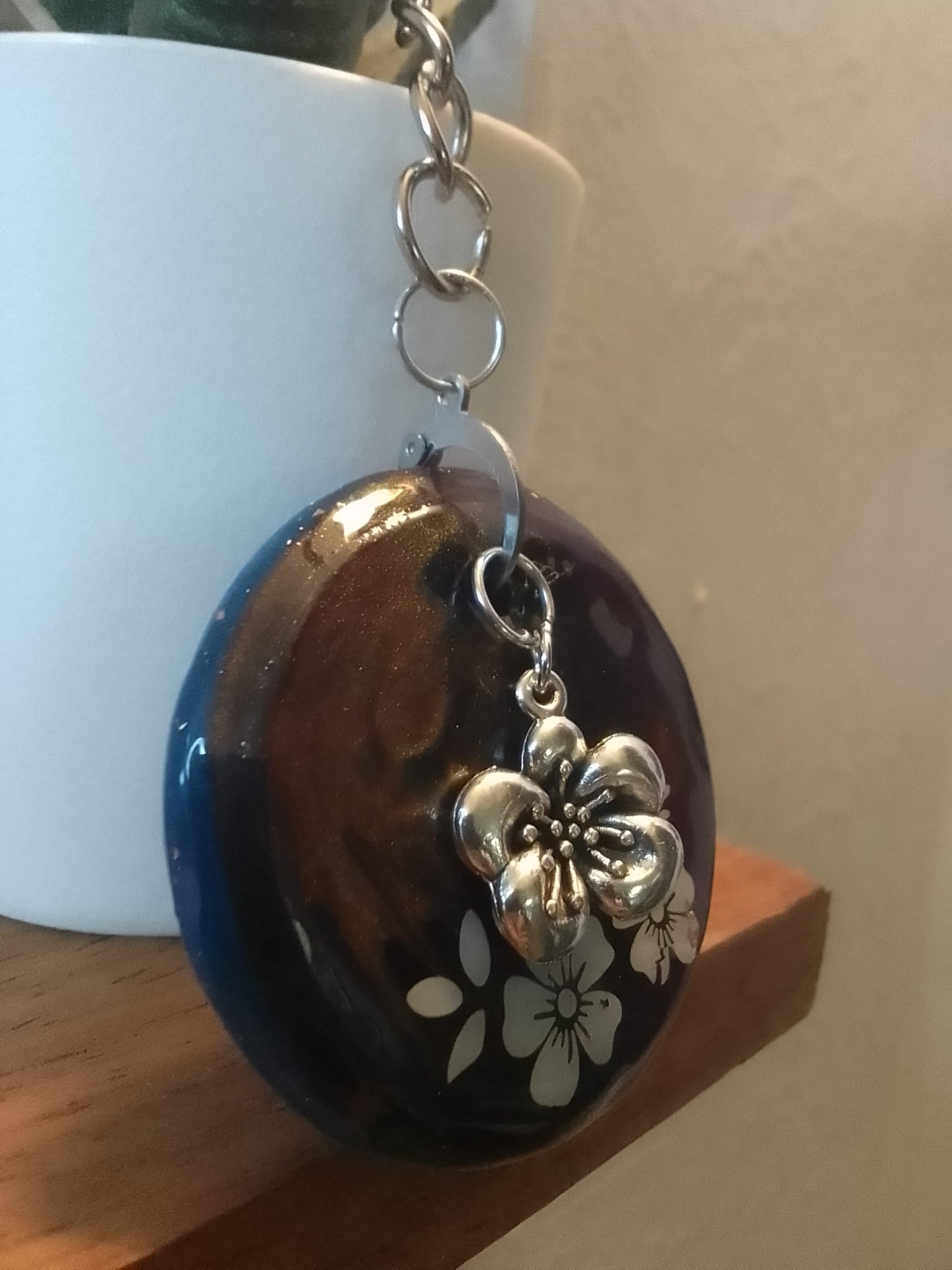 Portachiavi rotondo in resina con decorazioni