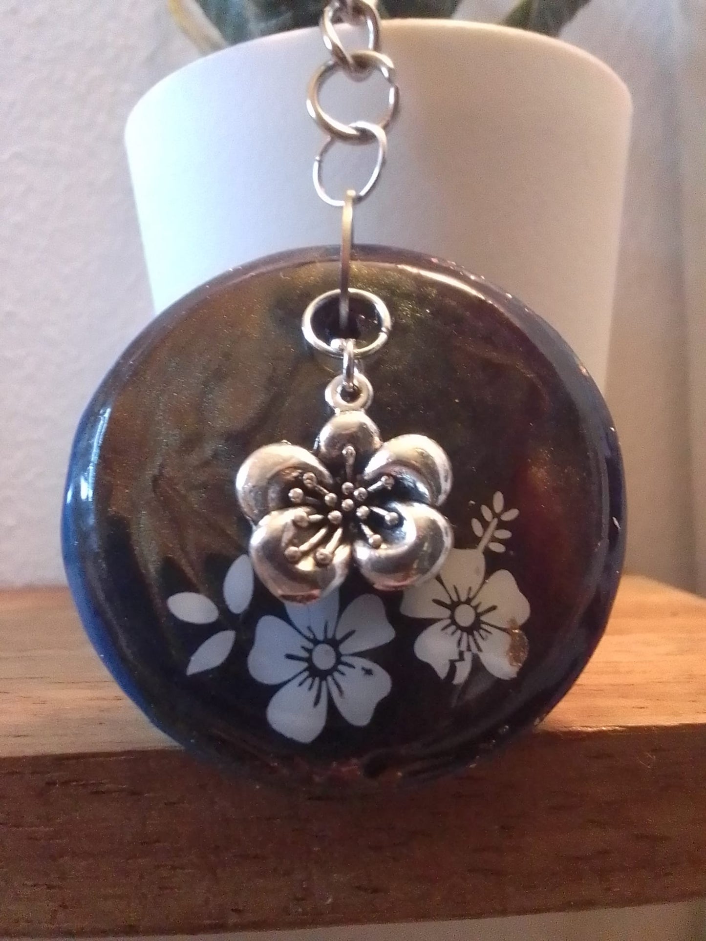 Portachiavi rotondo in resina con decorazioni