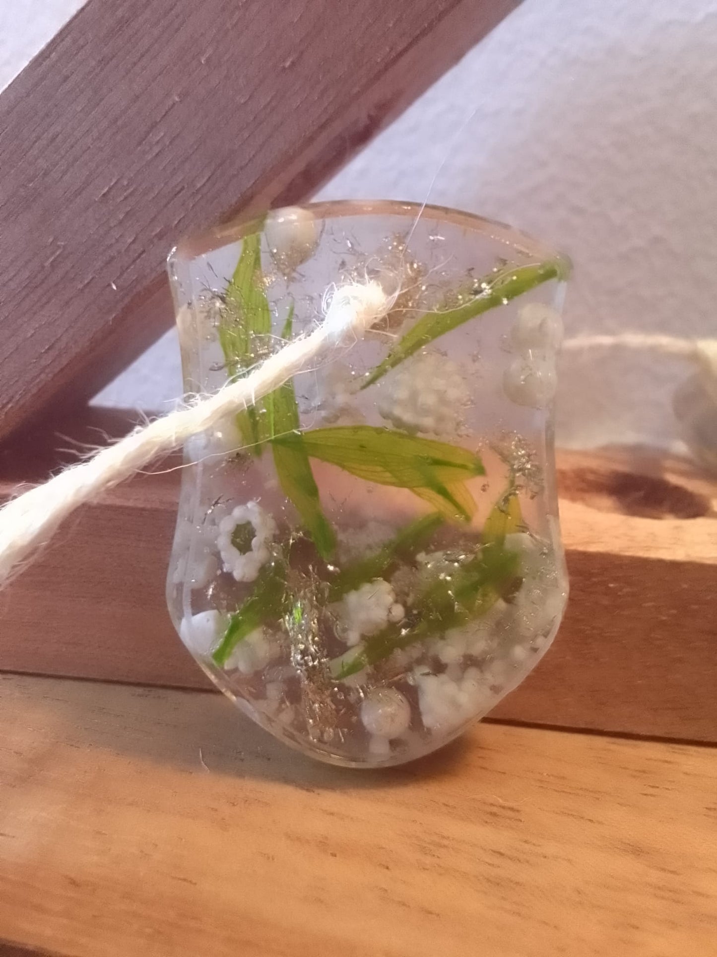 Portachiavi da donna in resina trasparente con perle e foglie