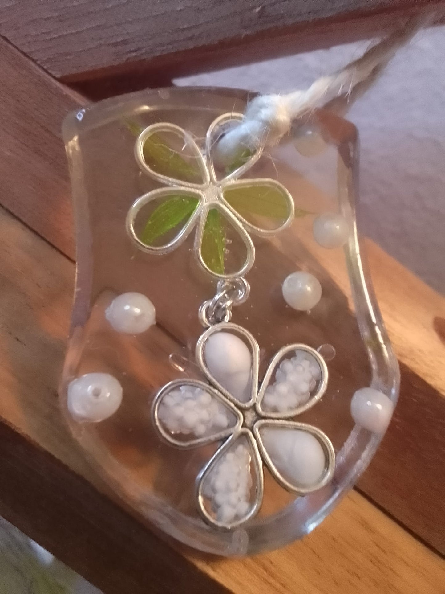 Portachiavi da donna in resina trasparente con decorazioni floreali