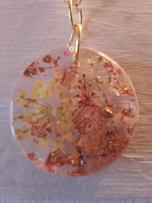 Ciondolo in resina trasparente da donna con fiori secchi