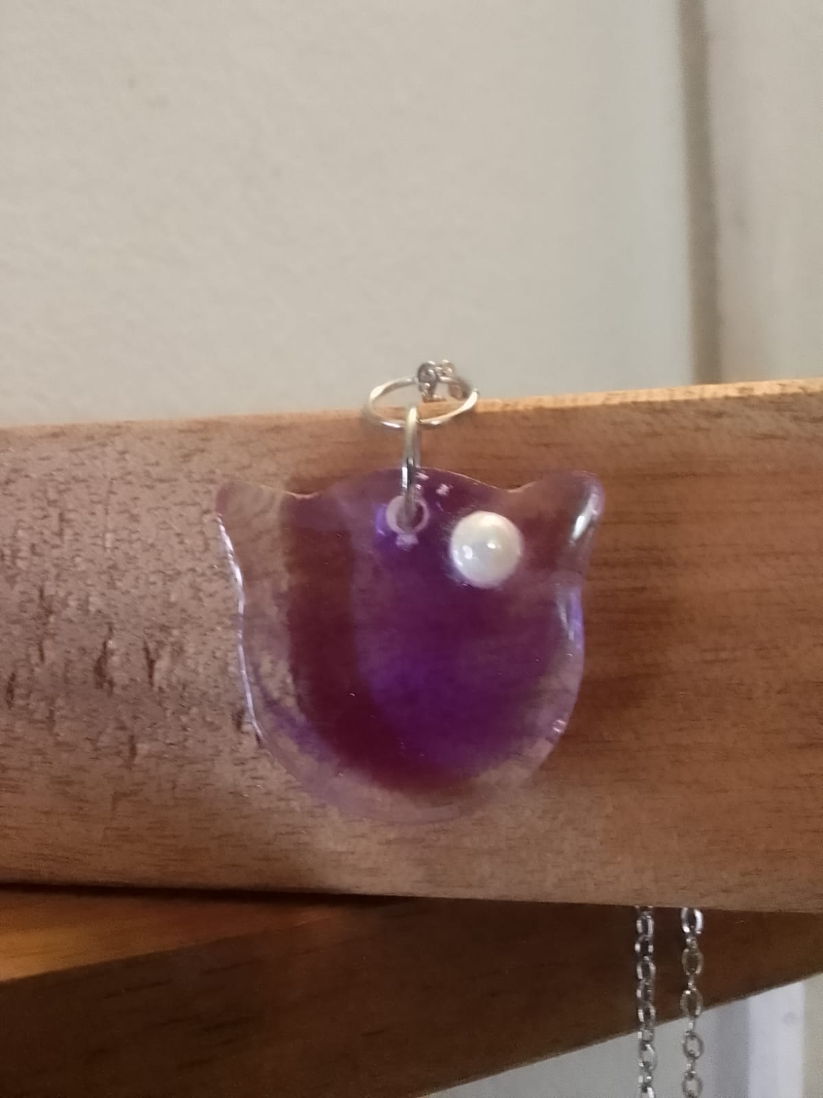 Ciondolo gatto in resina viola con perla incastonata