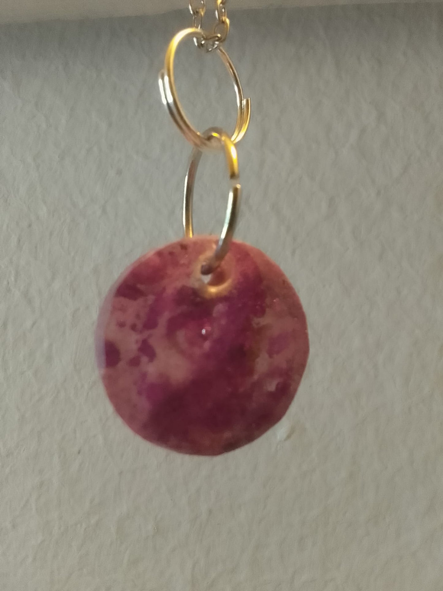 Piccolo ciondolo in resina da donna