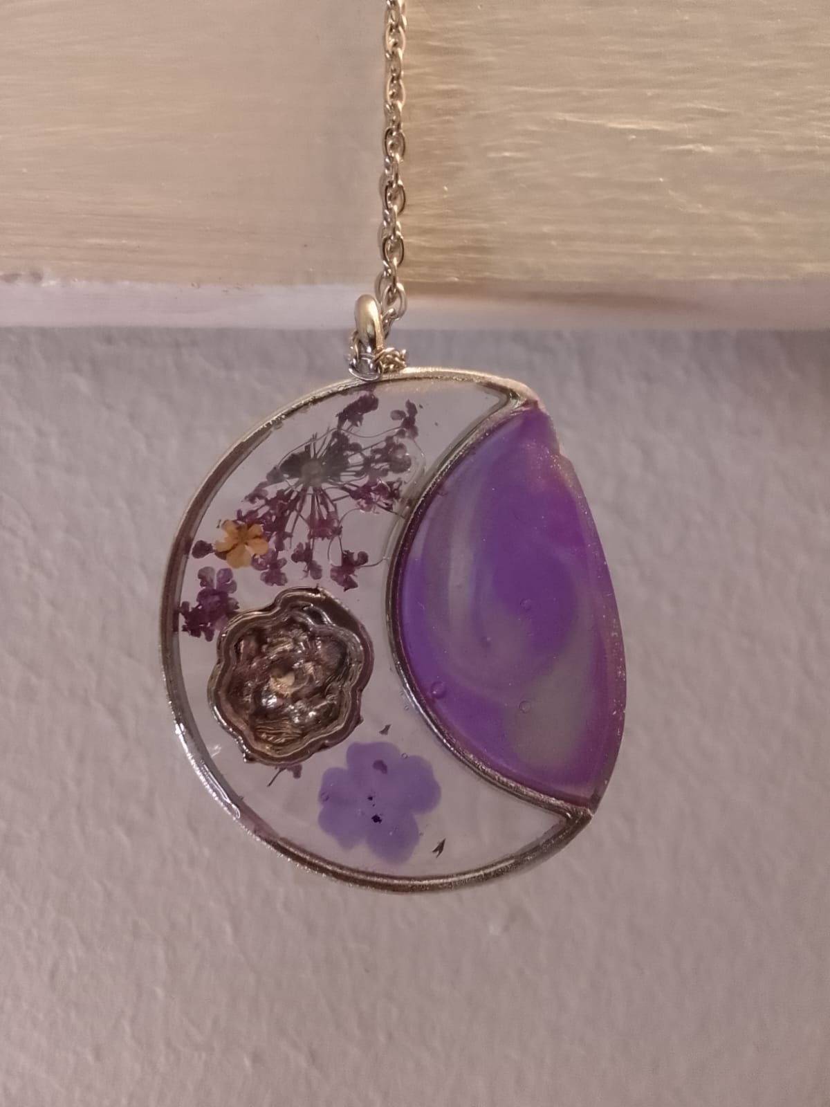 Ciondolo da donna in resina viola con fiore metallico
