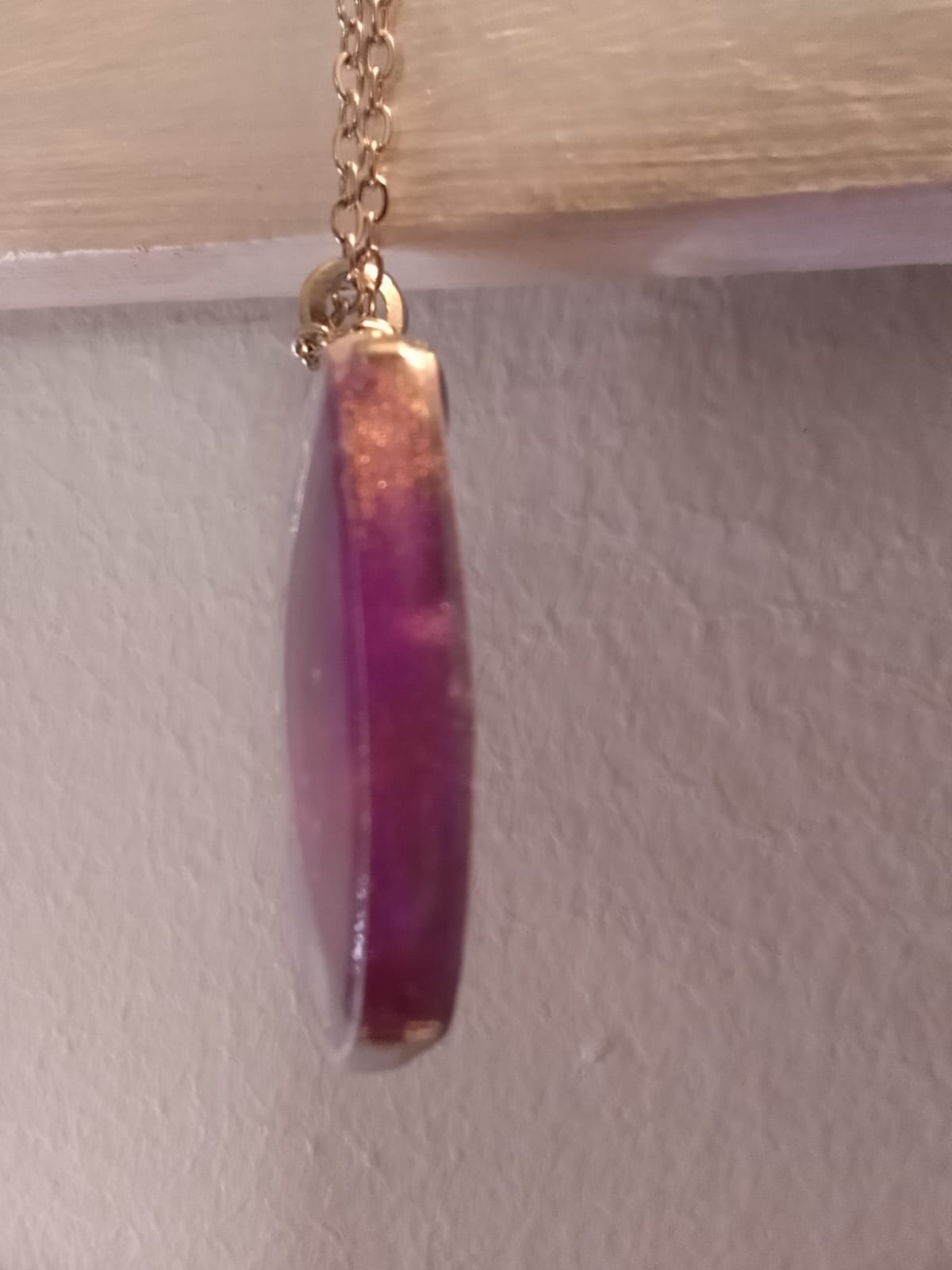 Ciondolo da donna in resina viola con fiore metallico