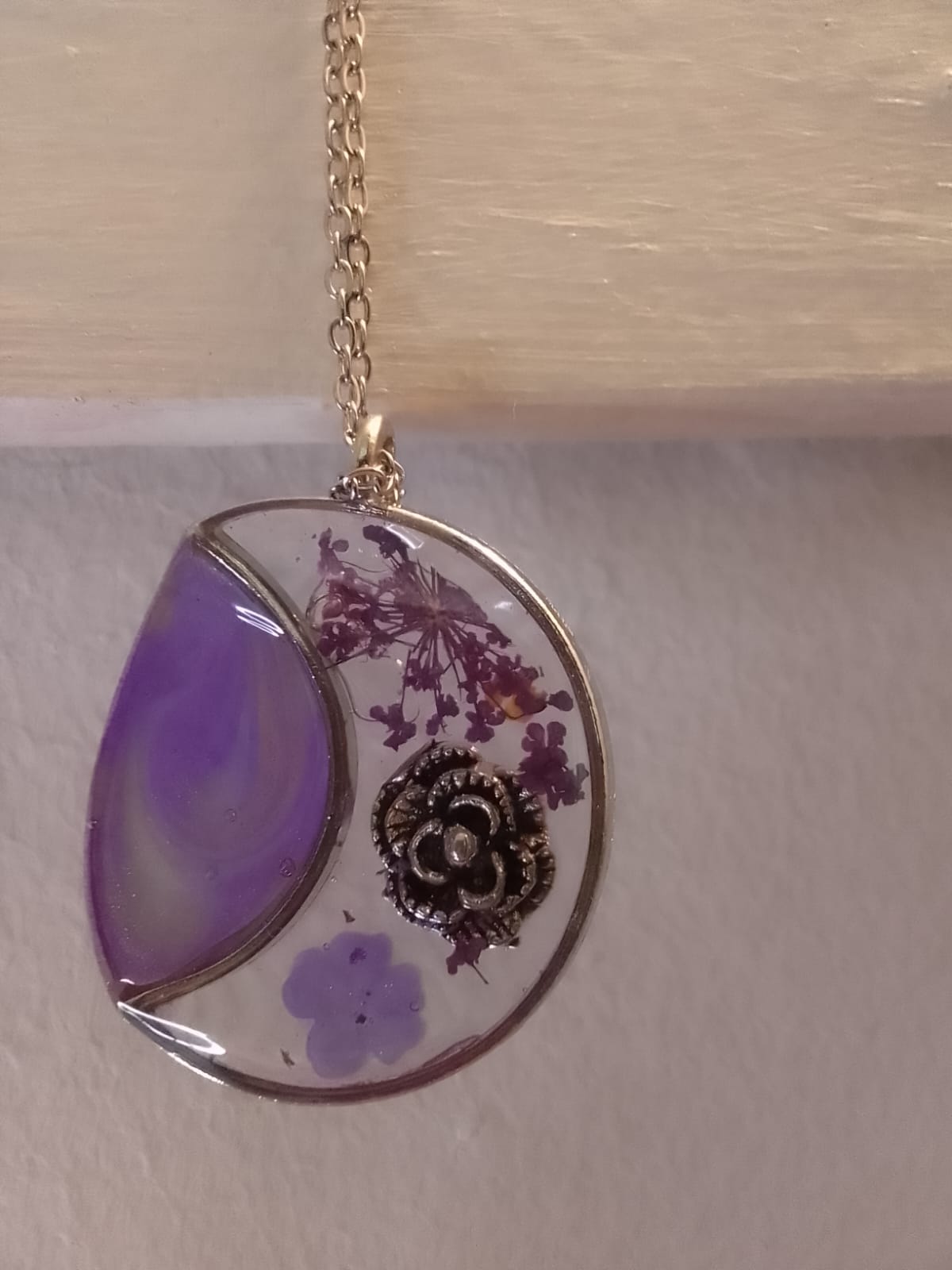 Ciondolo da donna in resina viola con fiore metallico