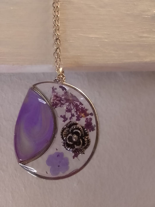 Ciondolo da donna in resina viola con fiore metallico