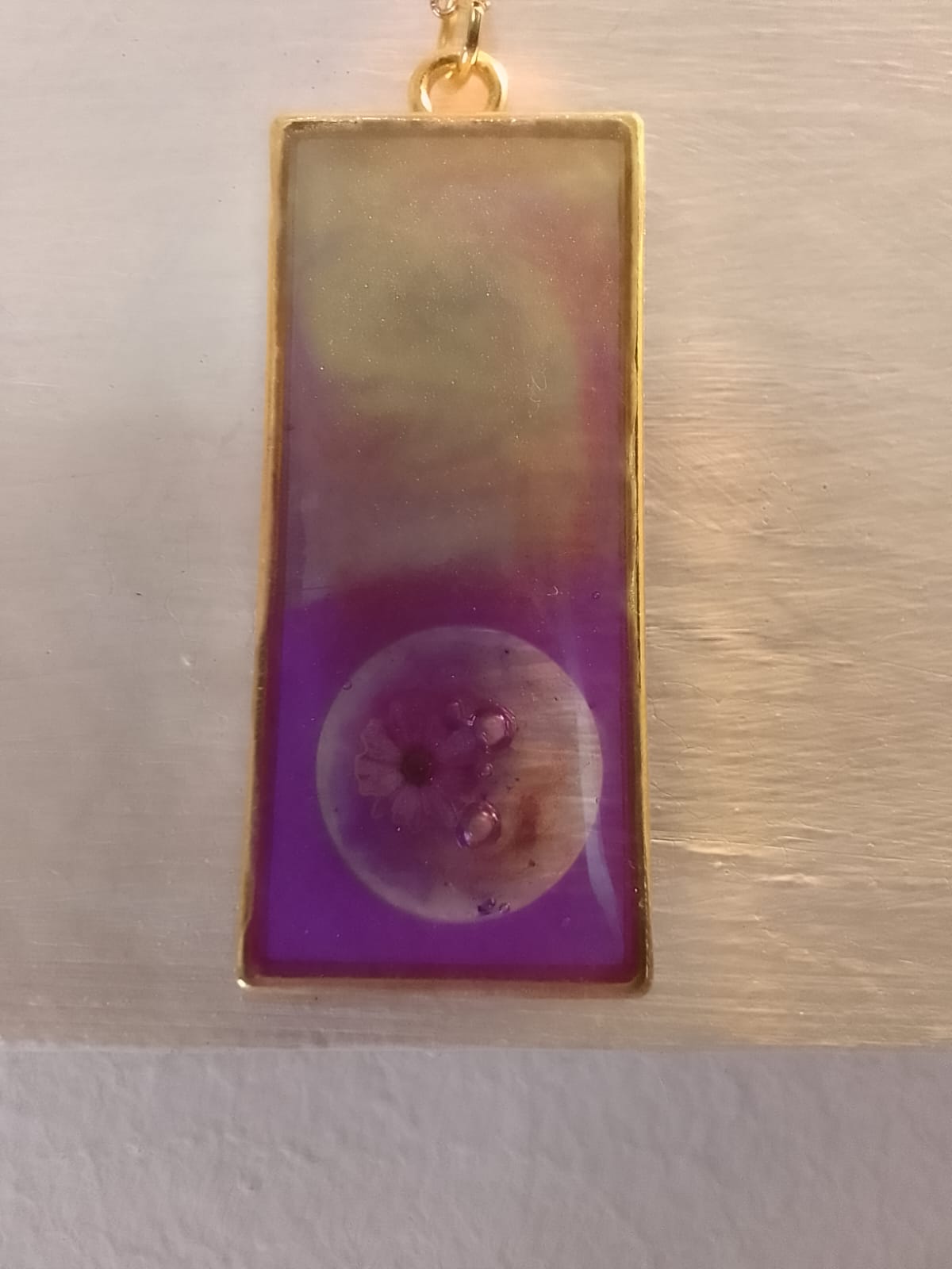 Ciondolo da donna rettangolare in resina  con fiore