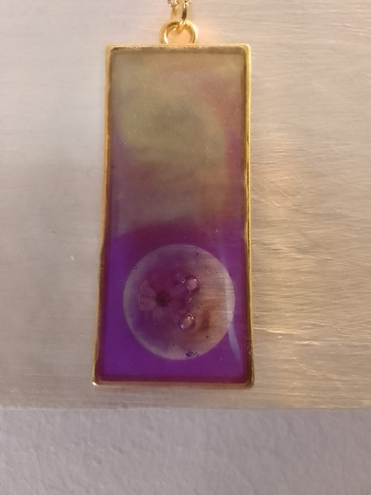 Ciondolo da donna rettangolare in resina  con fiore