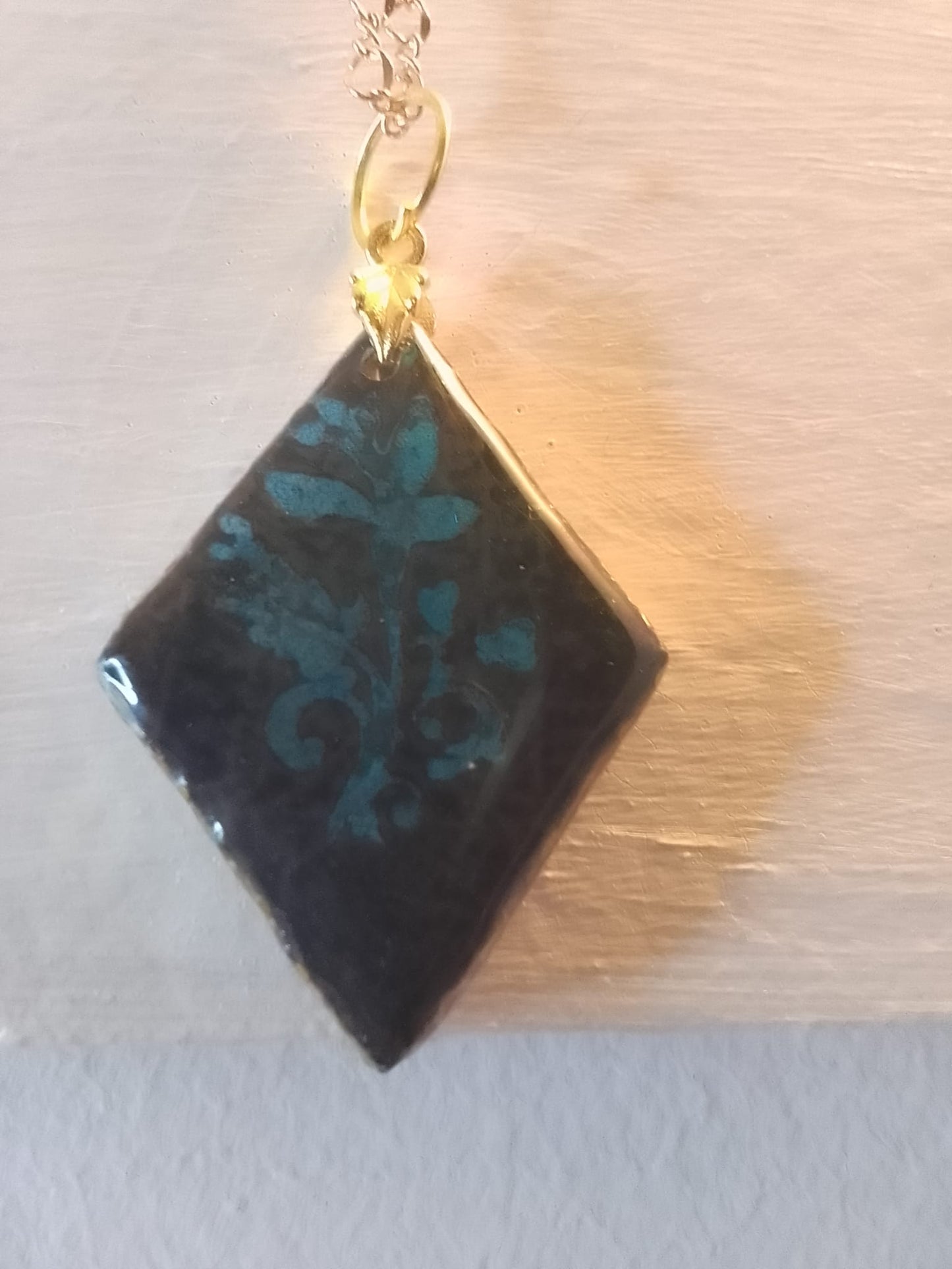 Ciondolo da donna in gesso a forma di rombo rivestito in resina con fiori dipinti