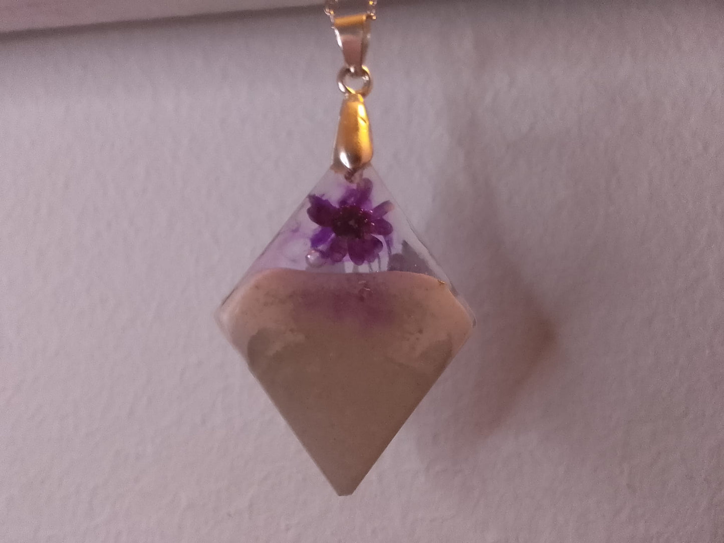 Ciondolo da donna in resina e gesso -  rombo con fiori