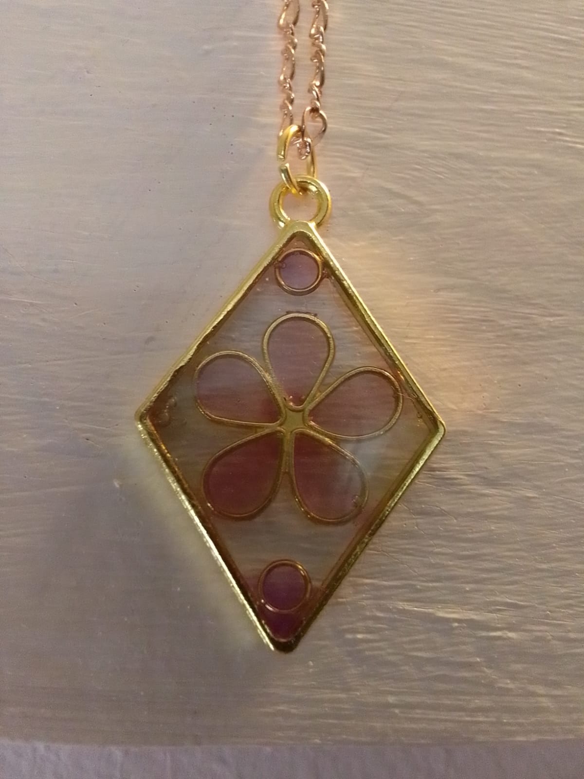 Ciondolo da donna in resina a forma di rombo con interno fiore