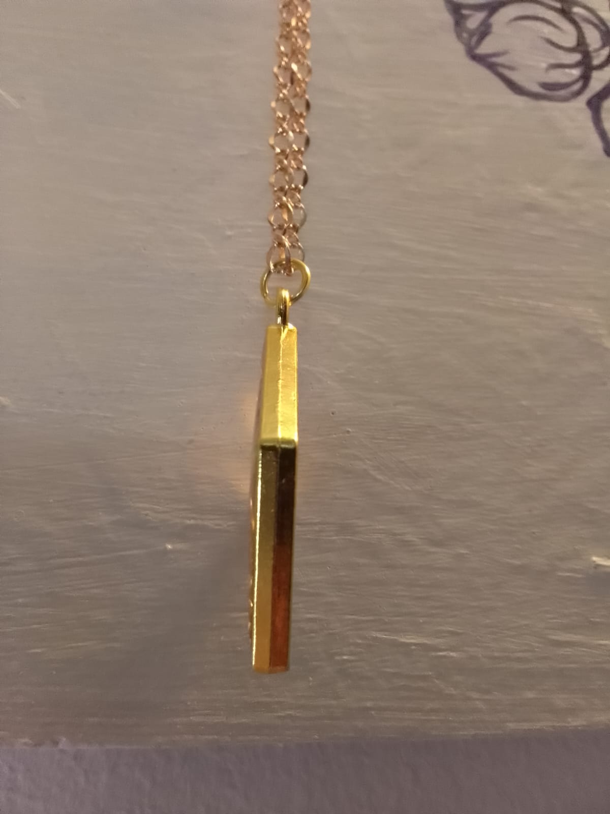 Ciondolo da donna in resina a forma di rombo con interno fiore