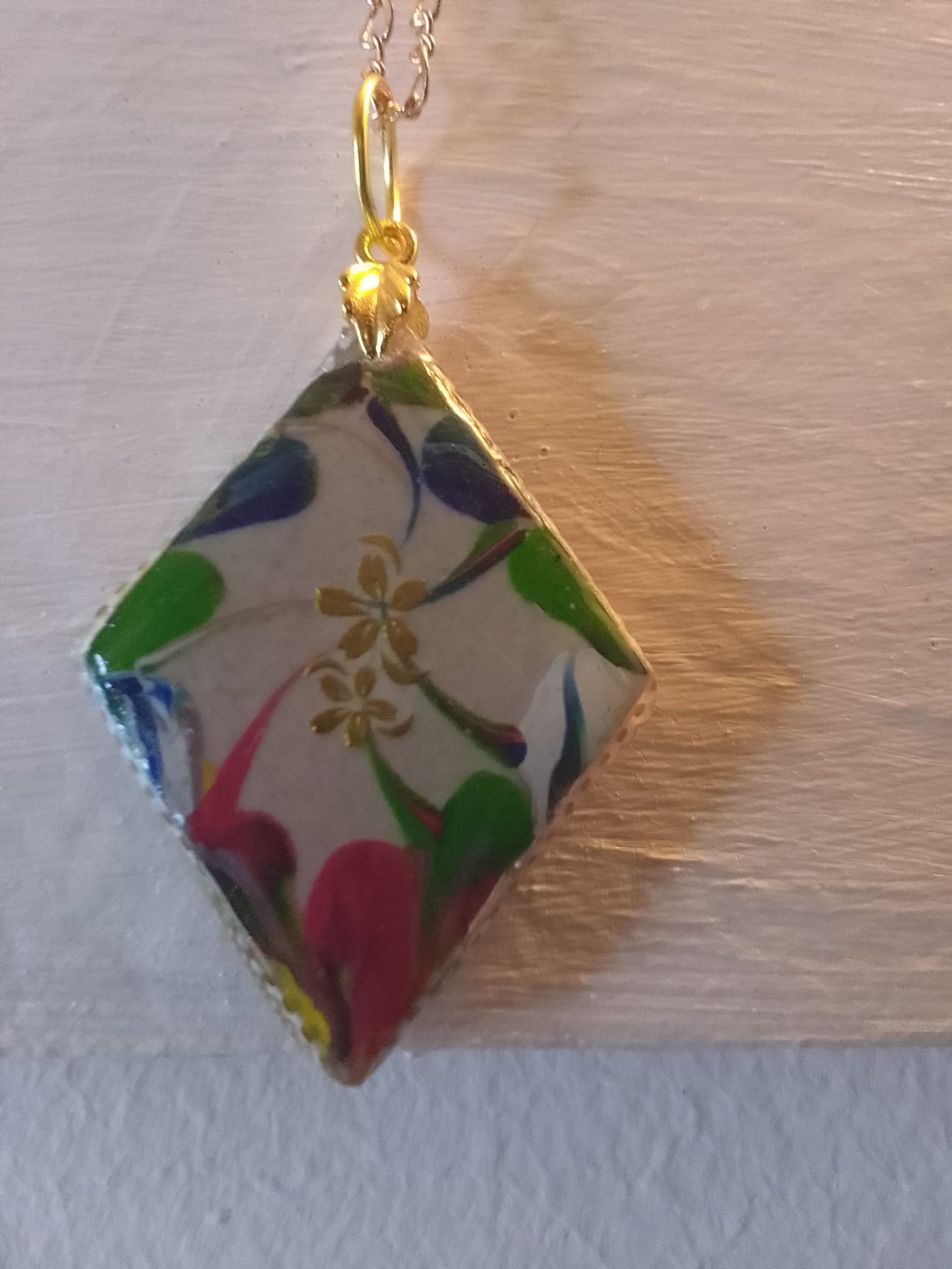 Ciondolo da donna in gesso a forma di rombo rivestito in resina con fiori dipinti