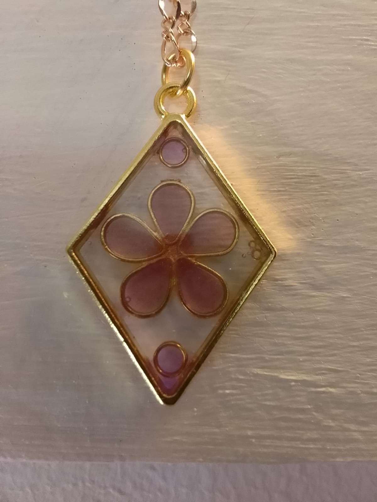 Ciondolo da donna in resina a forma di rombo con interno fiore