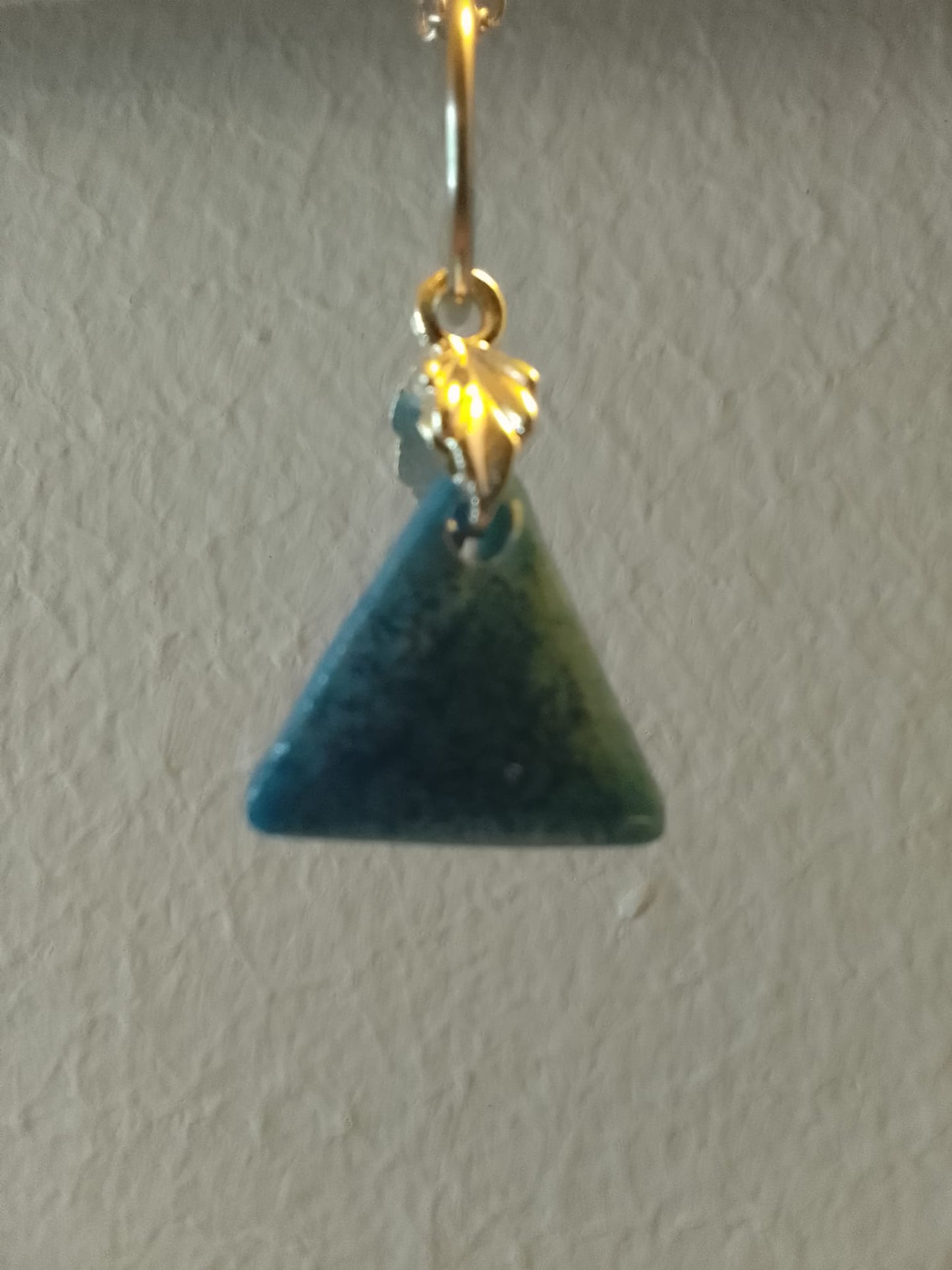 Ciondolo ragazza triangolare in resina blu