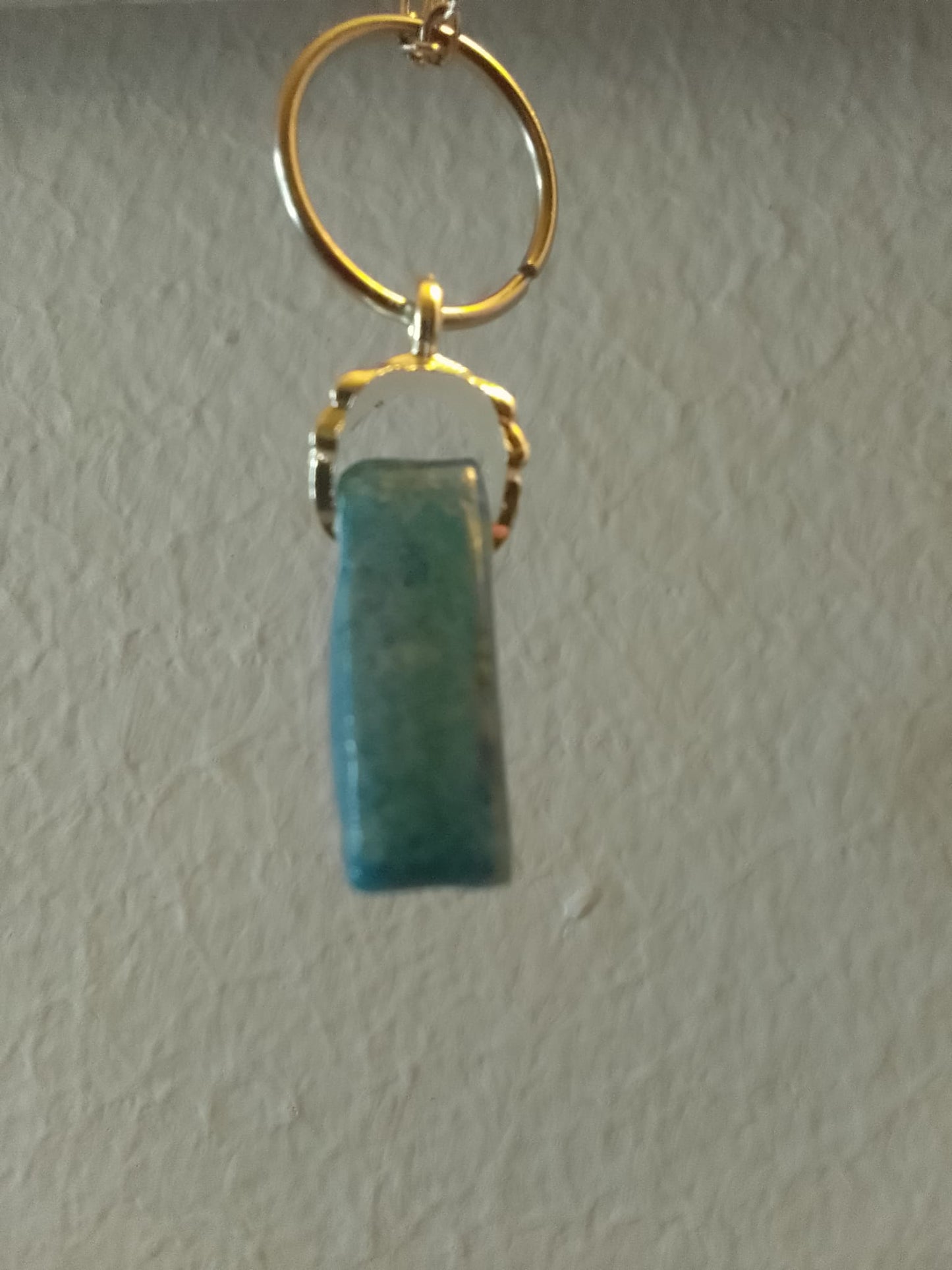 Ciondolo ragazza triangolare in resina blu