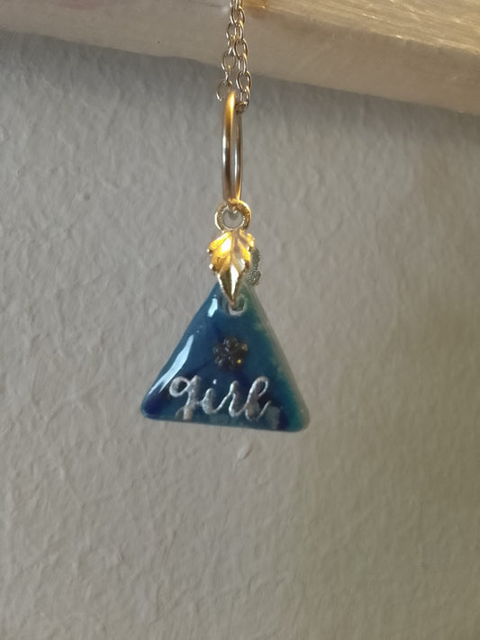 Ciondolo ragazza triangolare in resina blu