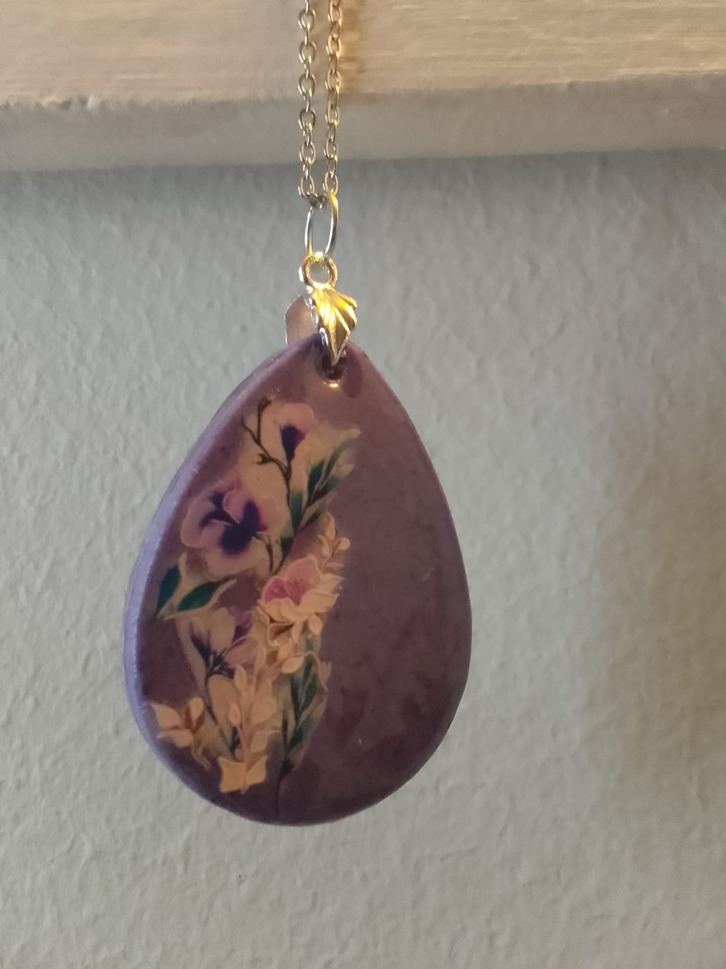 Ciondolo da donna in gesso e resina dipinto a mano