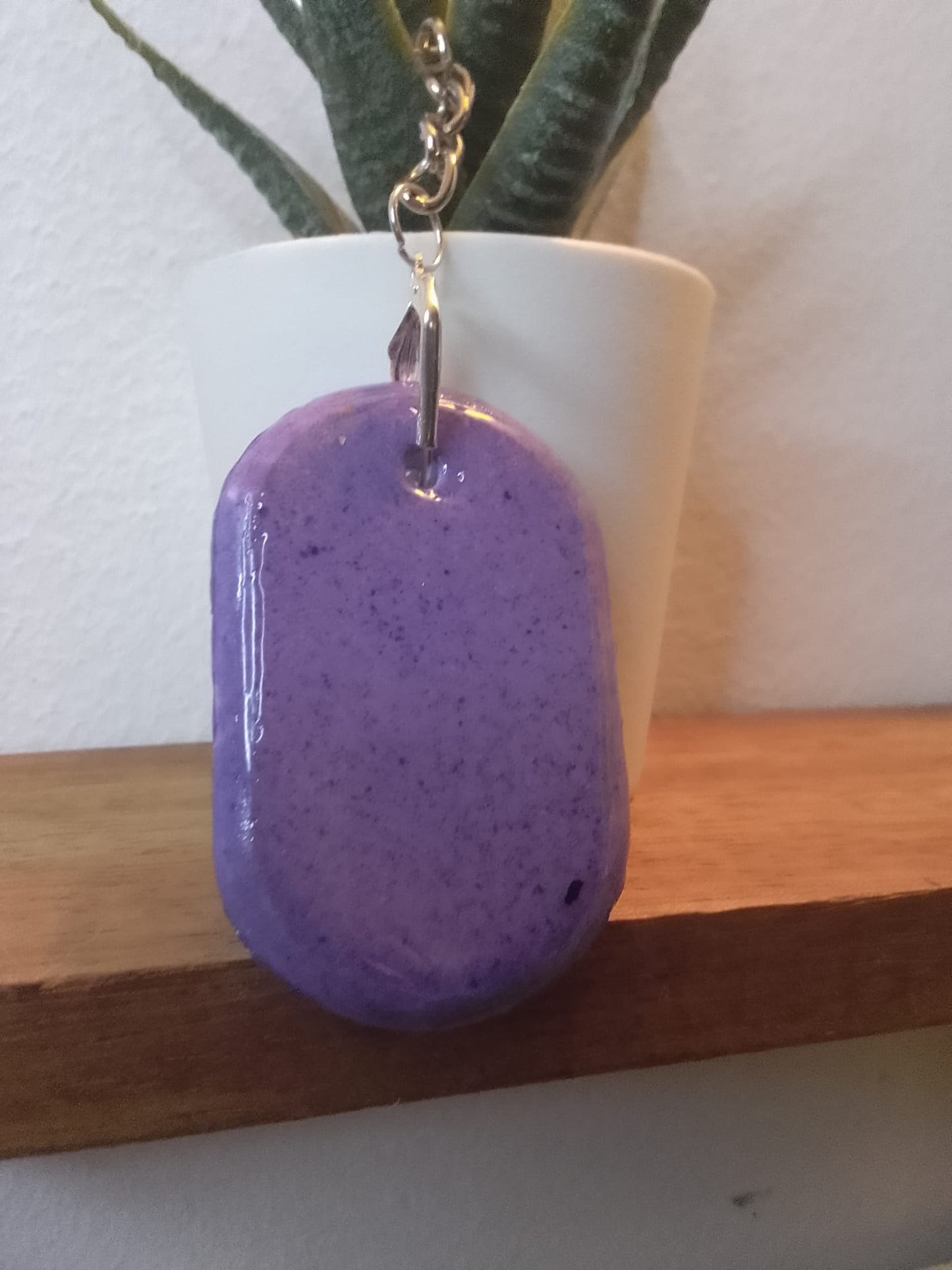 Portachiavi da donna in resina e gesso  viola con decorazioni argento