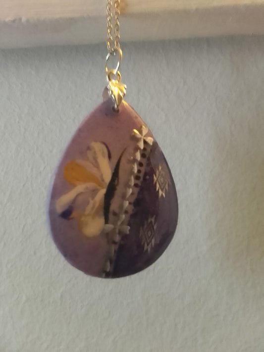 Ciondolo da donna in gesso e resina dipinto a mano